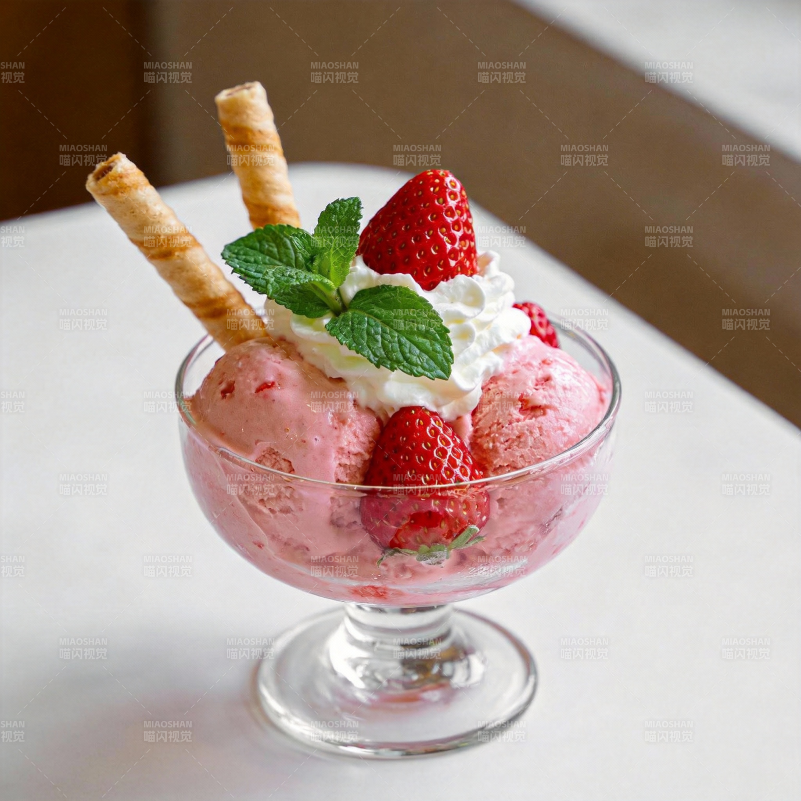 草莓冰淇淋甜品图片