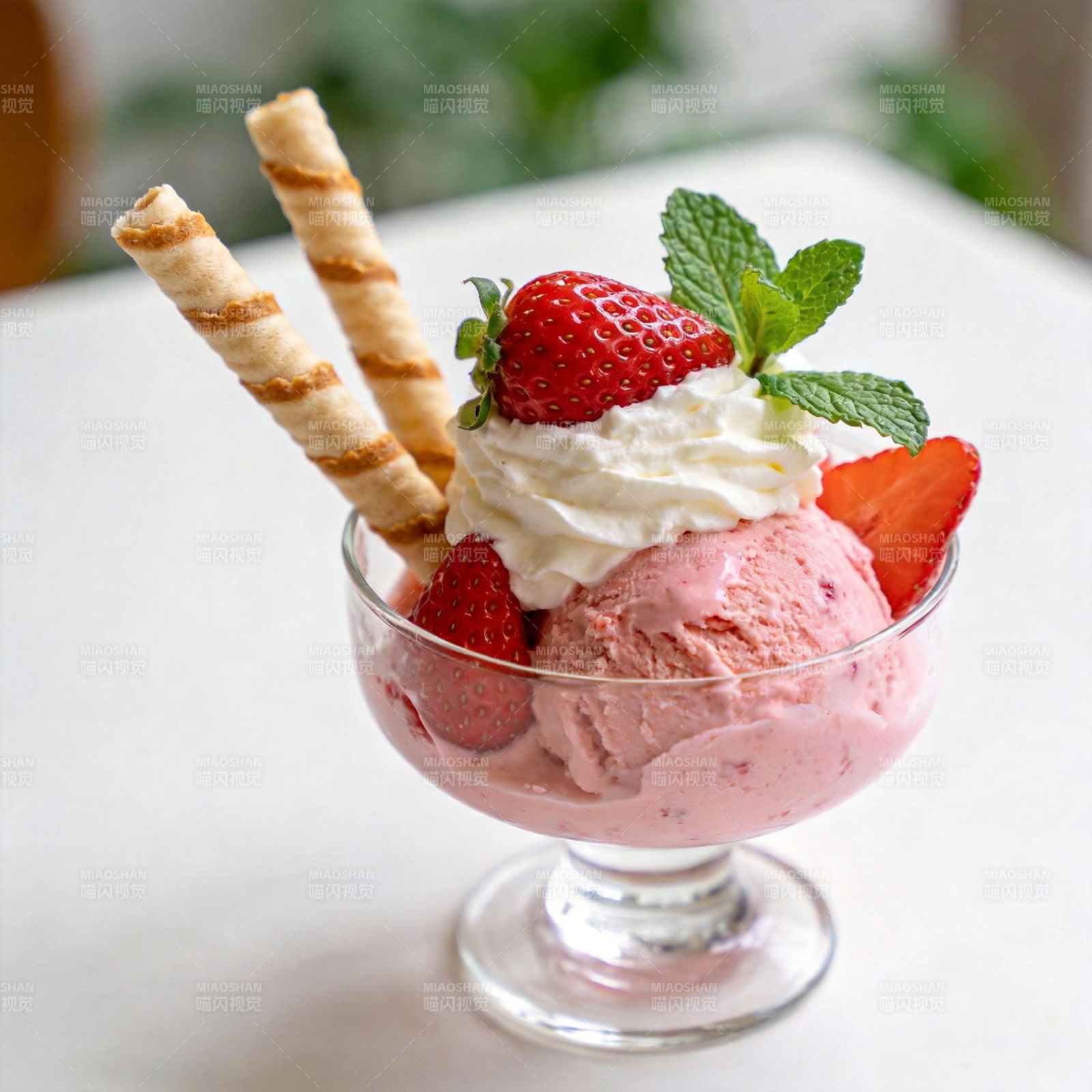 草莓冰淇淋甜品图片