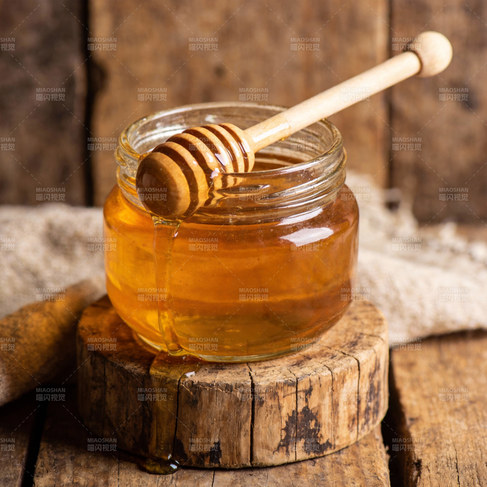 金蜂蜜 木勺滴蜜图片