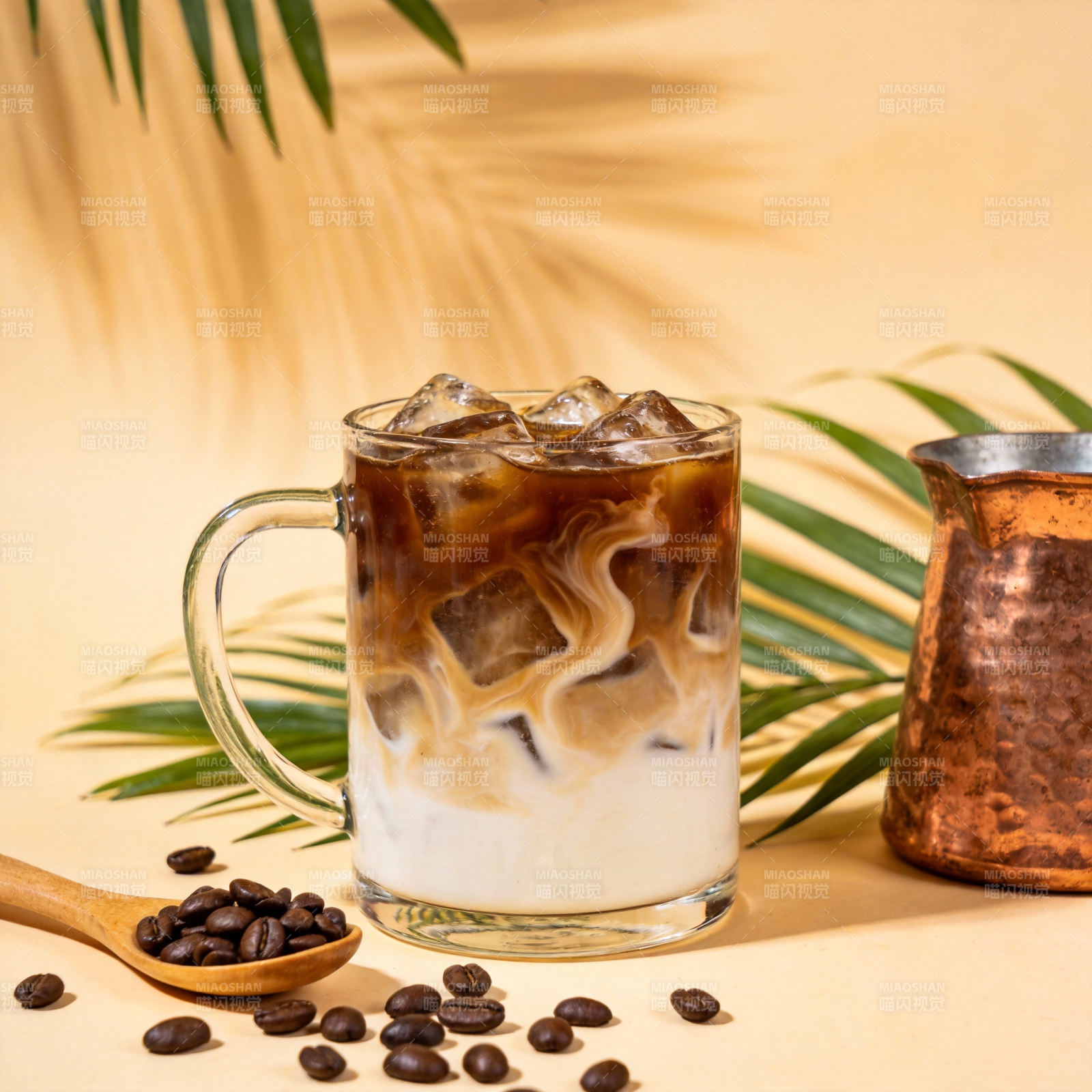 冰咖啡与椰风图片