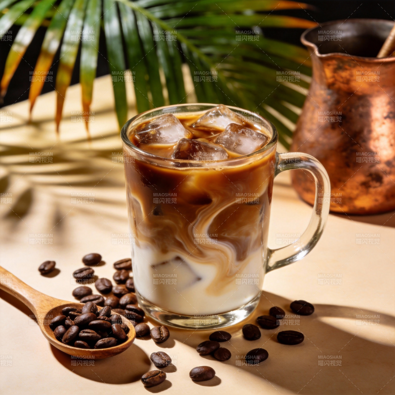 冰咖啡与咖啡豆图片