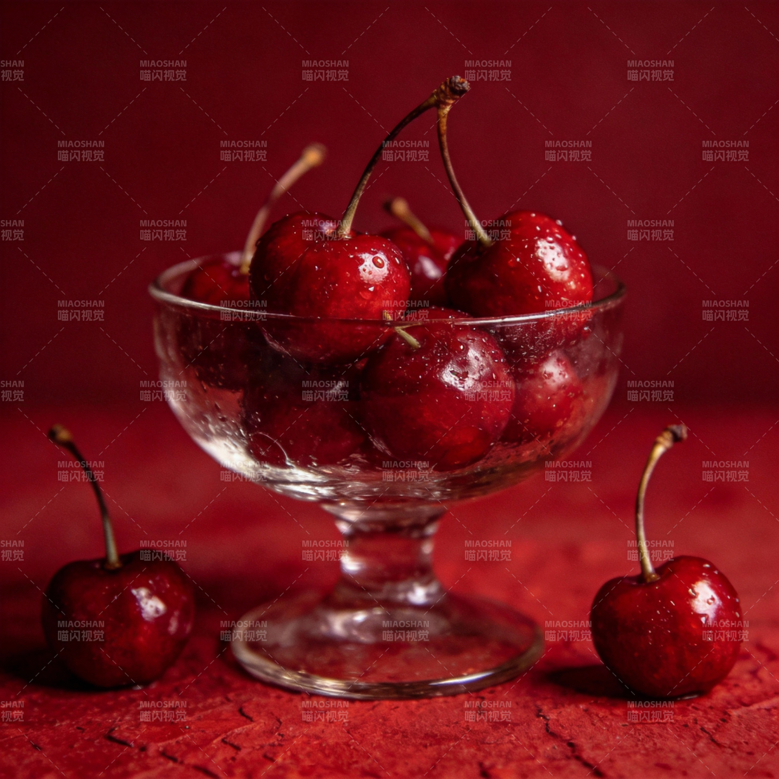 红樱桃映杯中图片