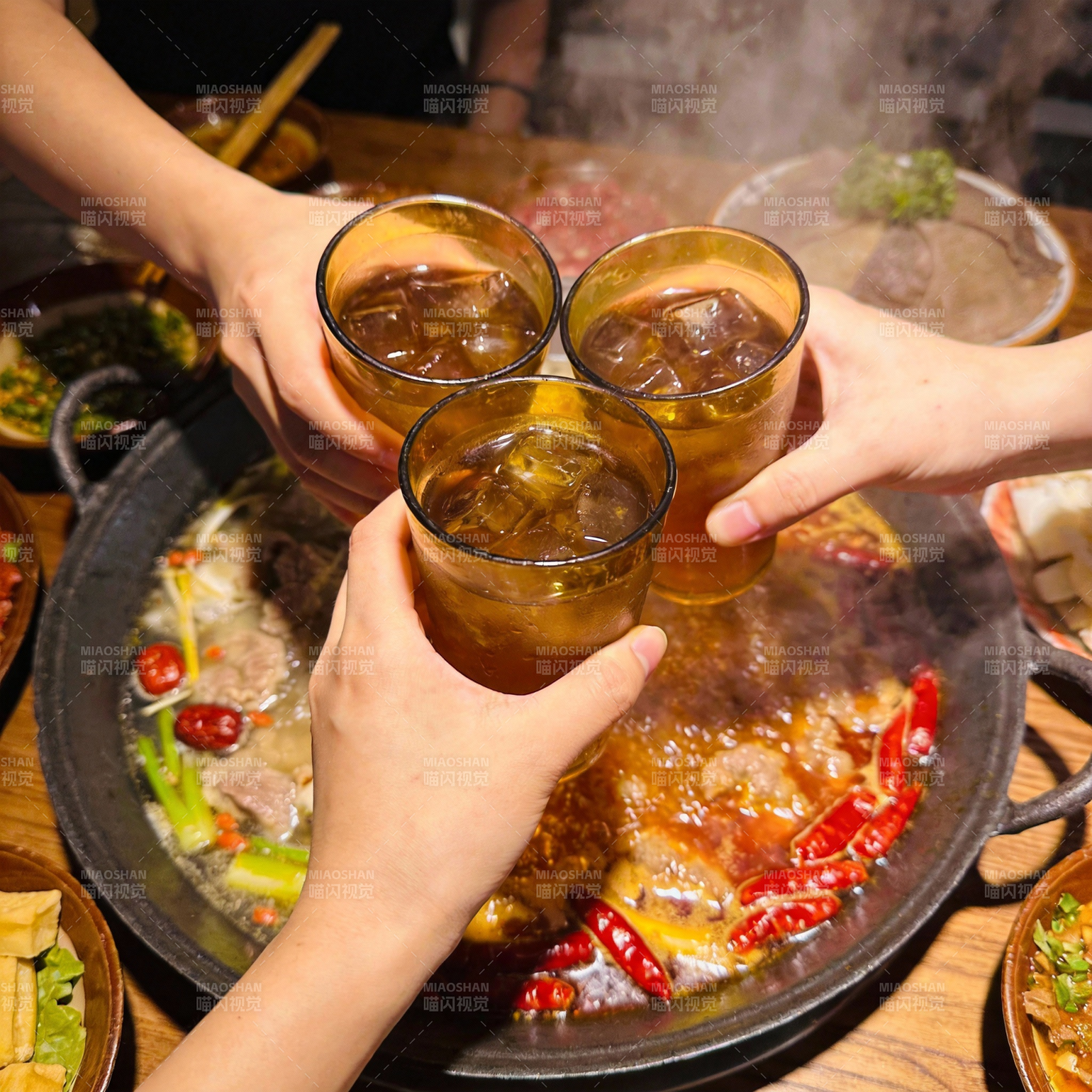 火锅聚餐干杯图片