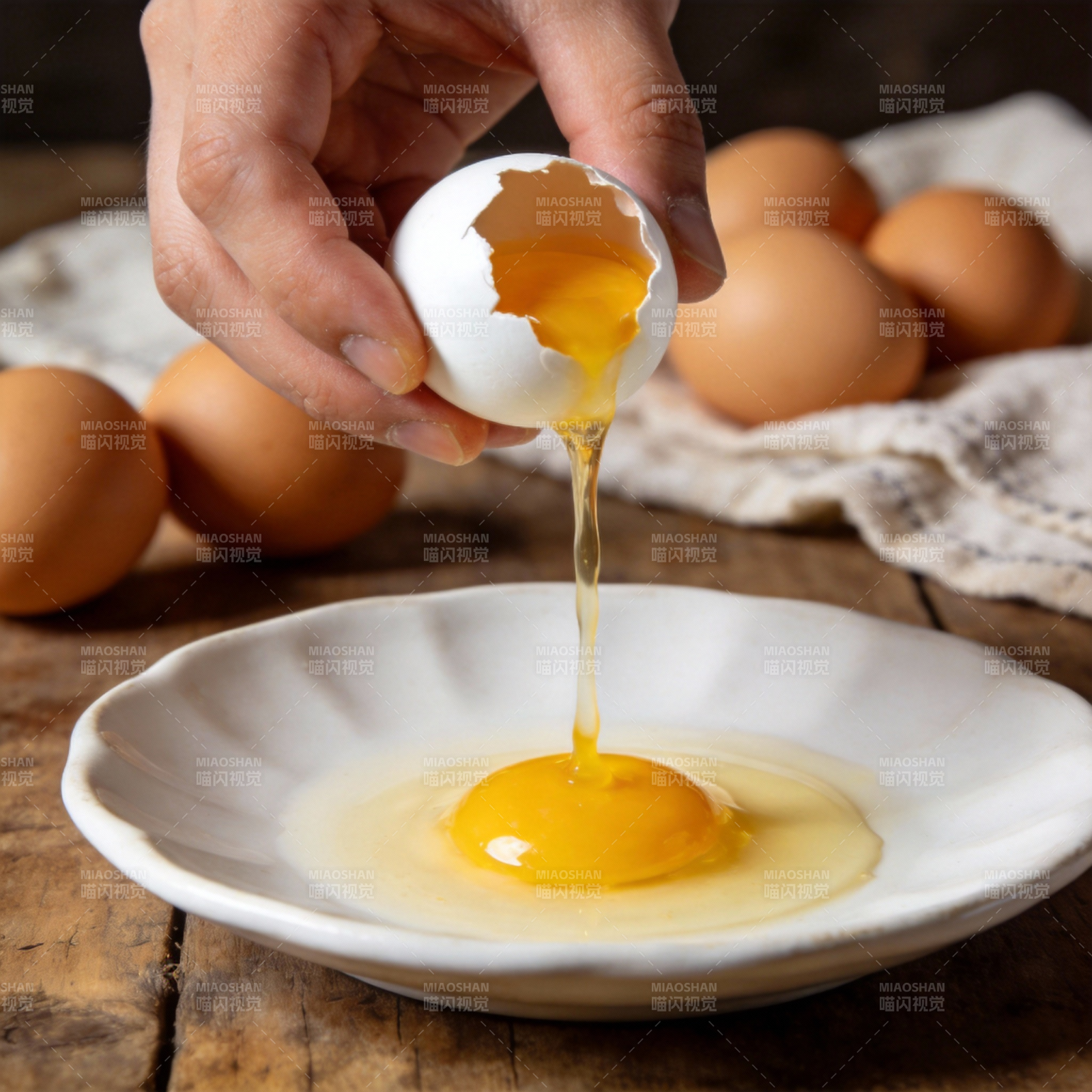 蛋黄缓缓流出图片