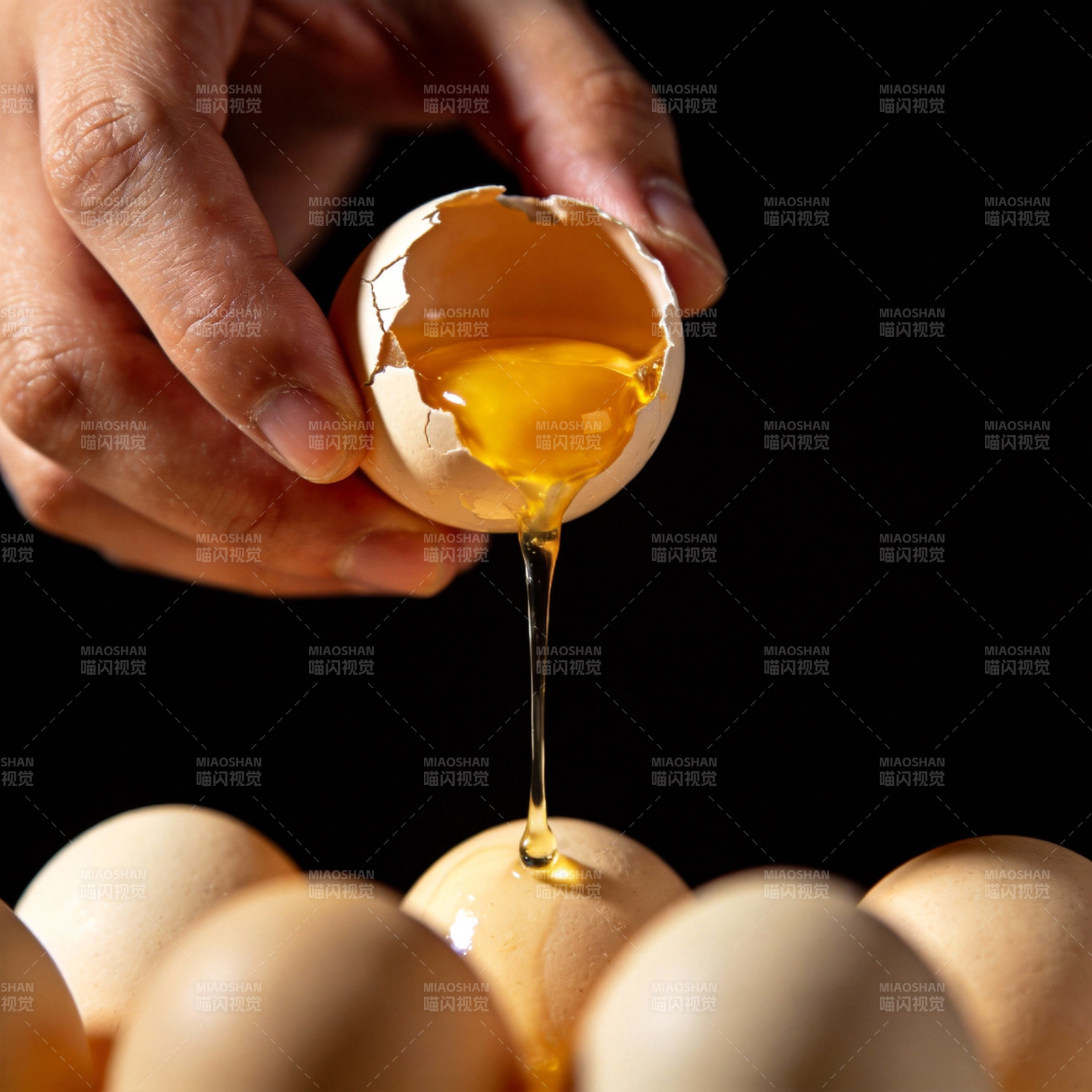 蛋黄滴落瞬间图片