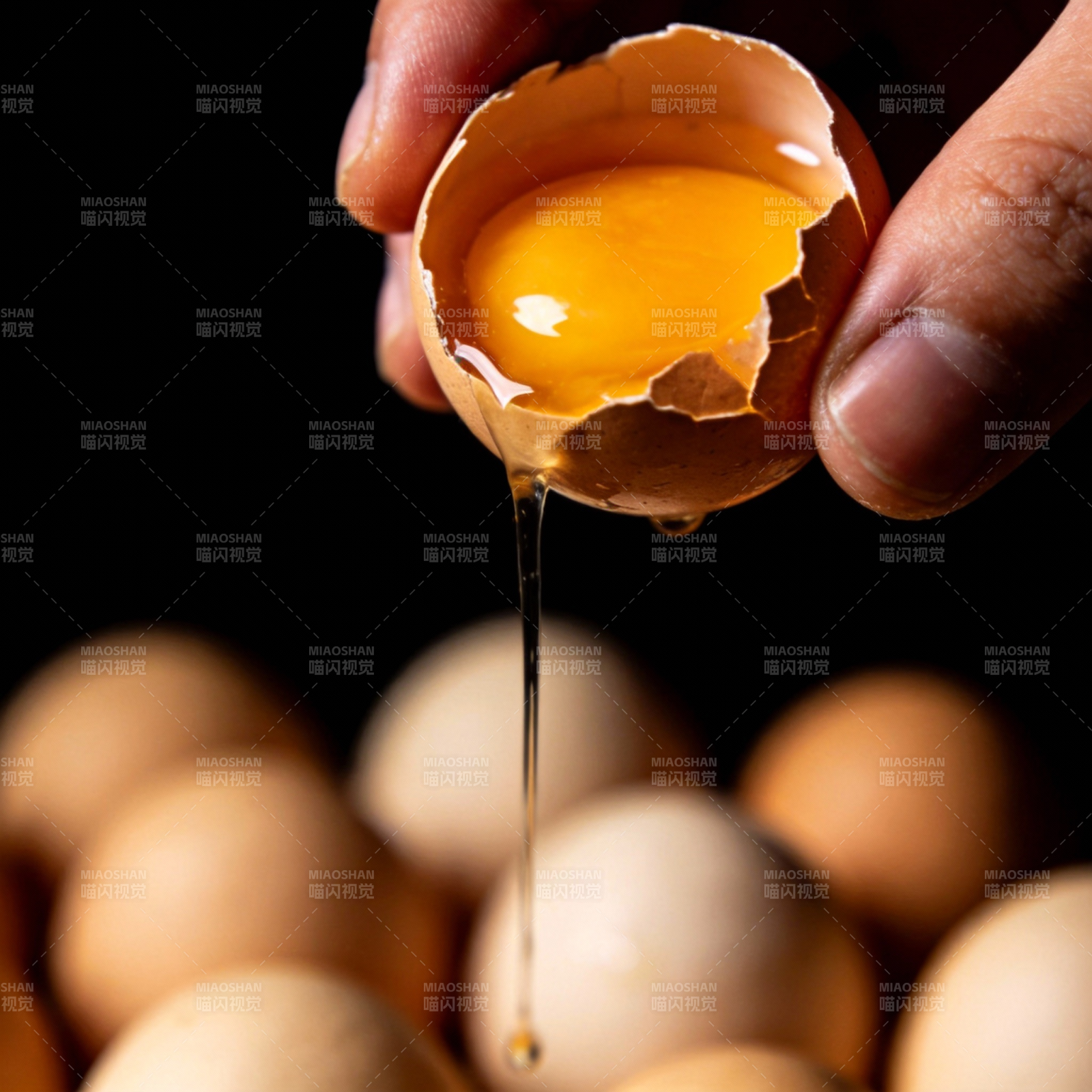 蛋黄滴落瞬间图片