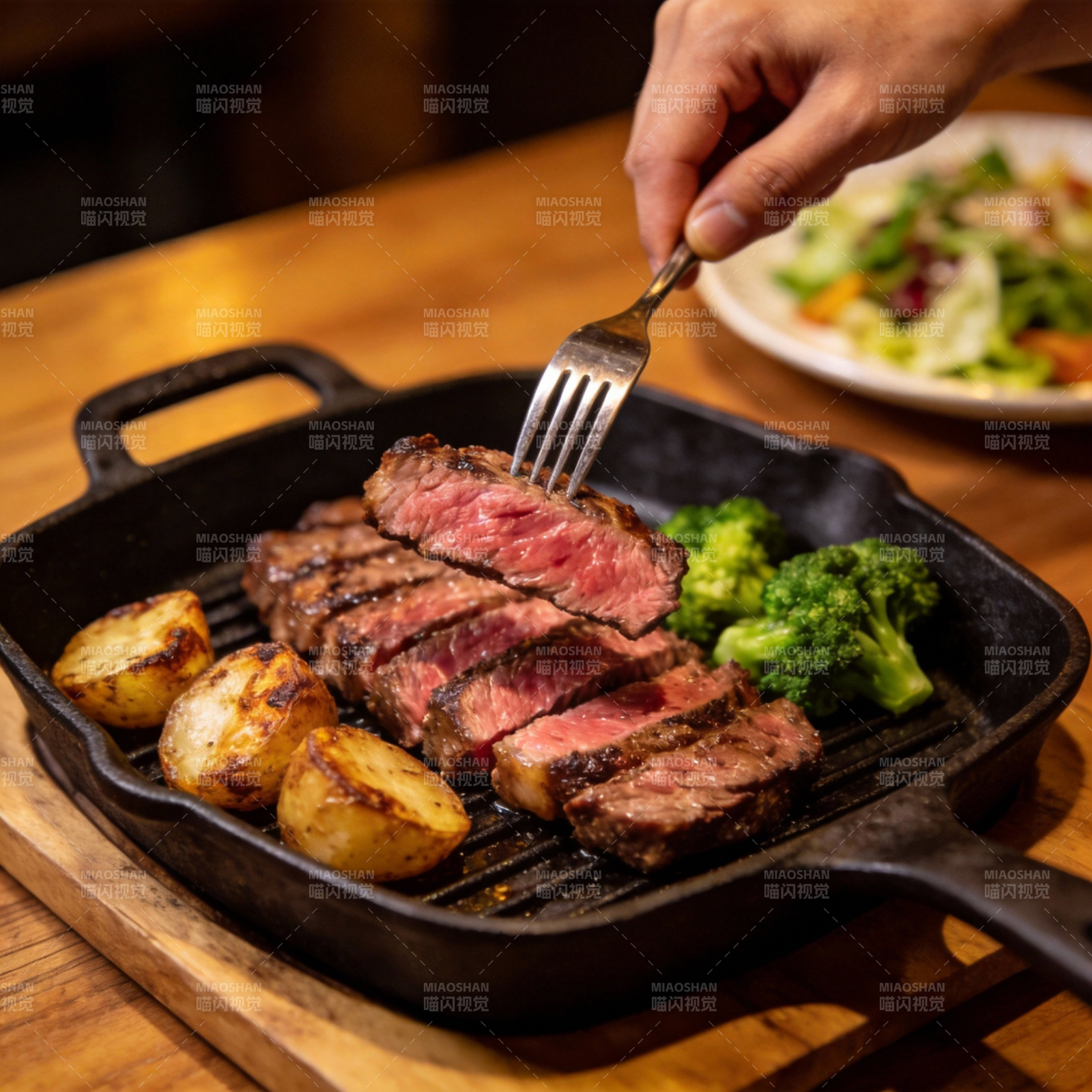 牛排配烤土豆图片