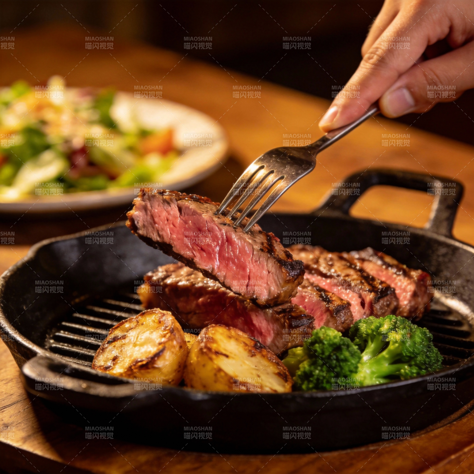 牛排配蔬菜 美味呈现图片