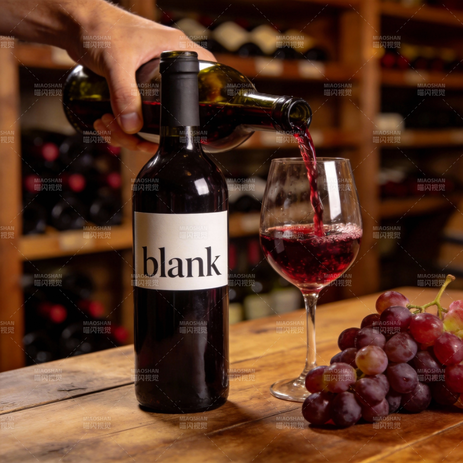 红酒倾注 葡萄相伴图片