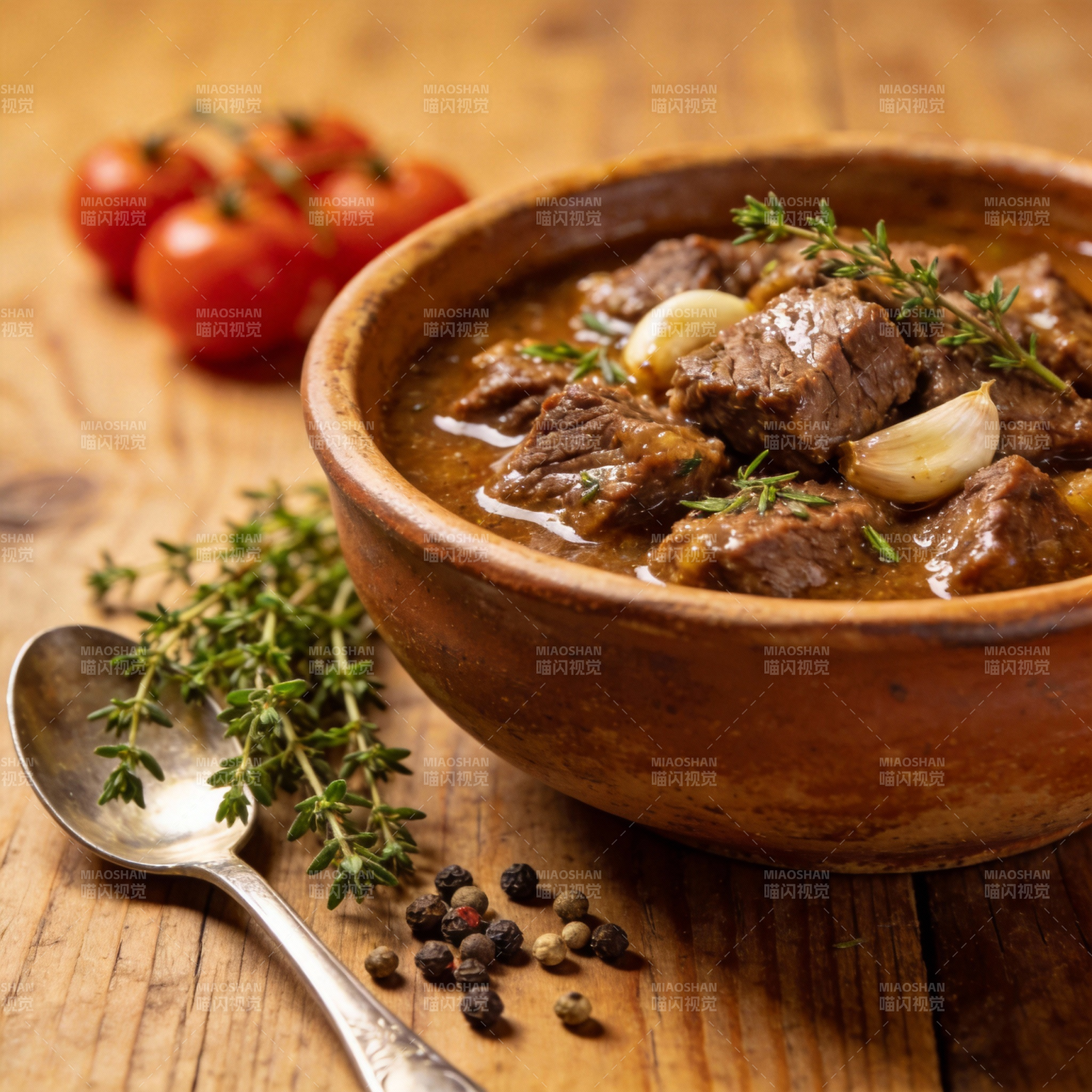 炖牛肉配香草图片
