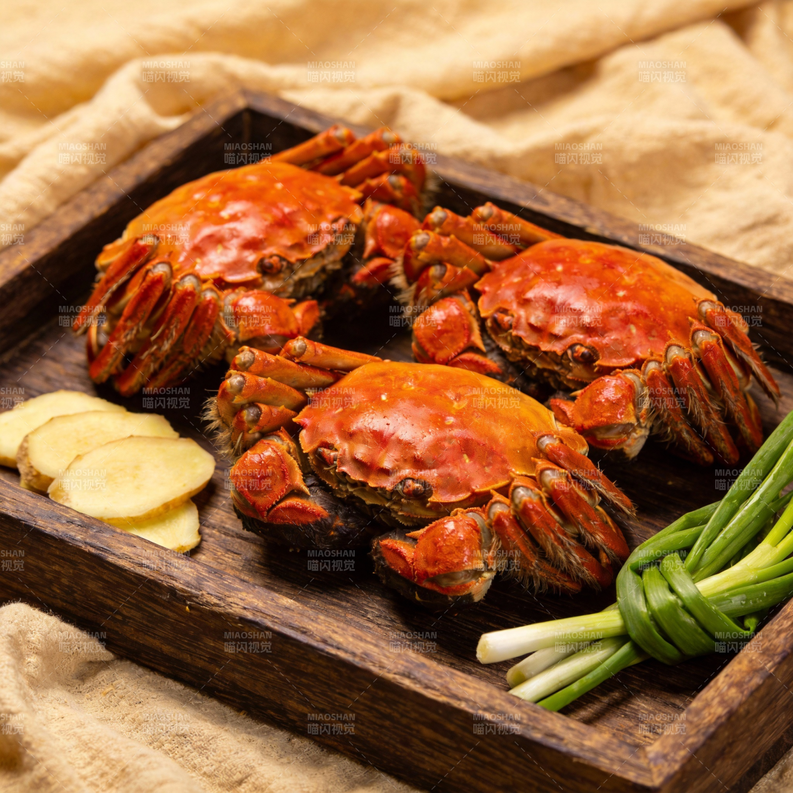 鲜美大闸蟹上桌图片