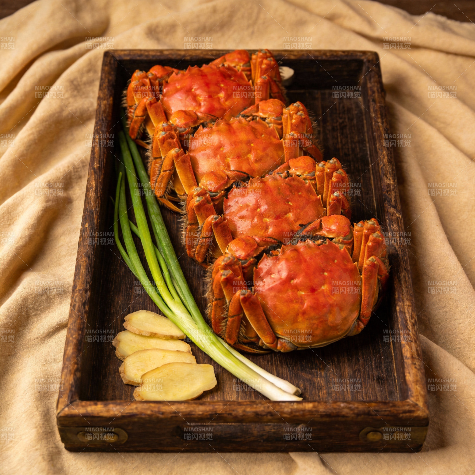 清蒸大闸蟹配姜葱图片