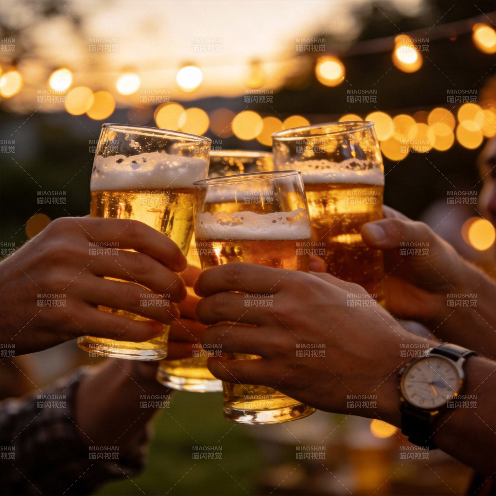 举杯共庆美好时光图片