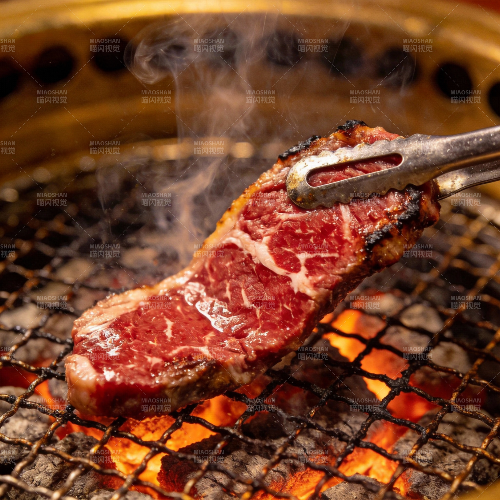 炭火烤肉香飘四溢图片