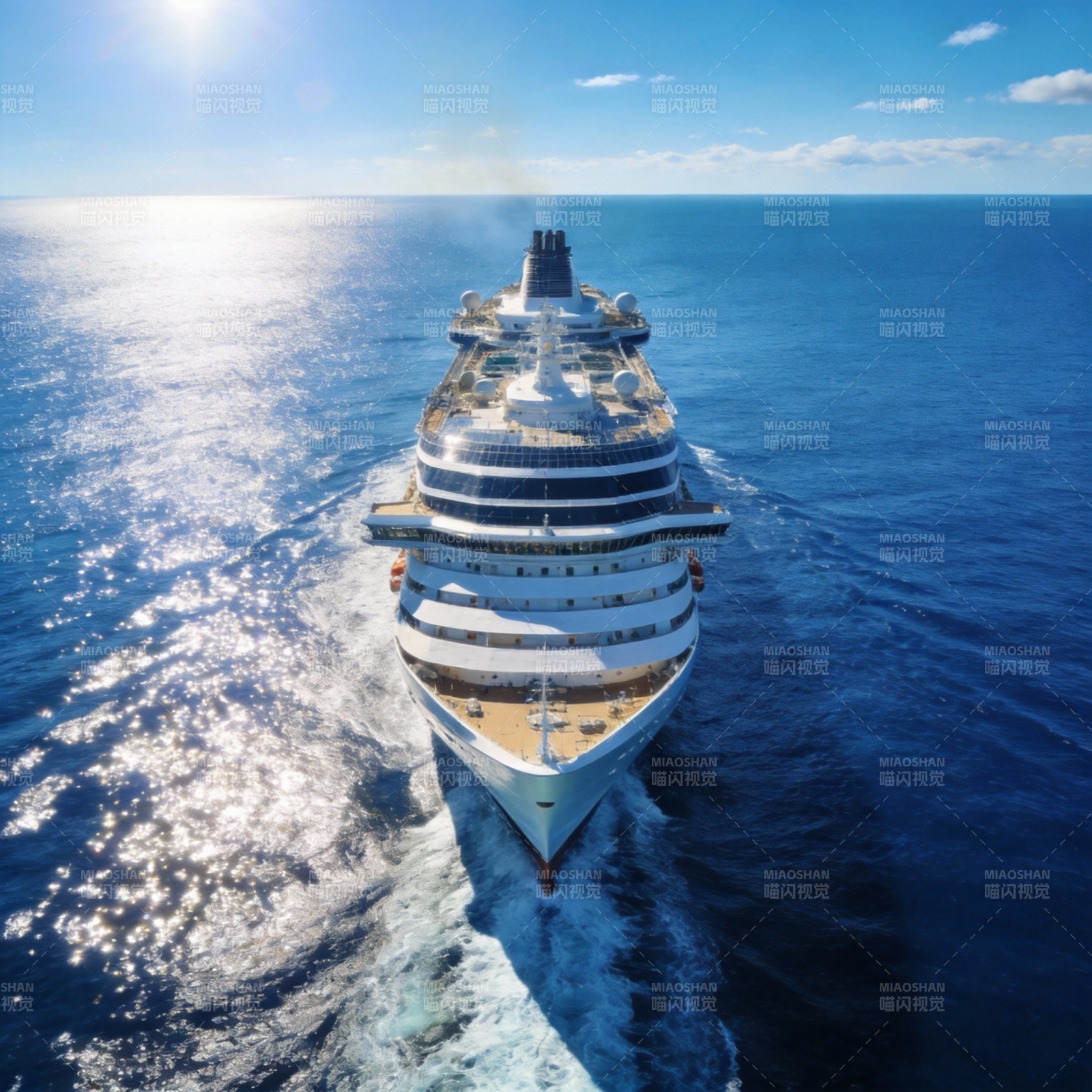 邮轮破浪前行图片