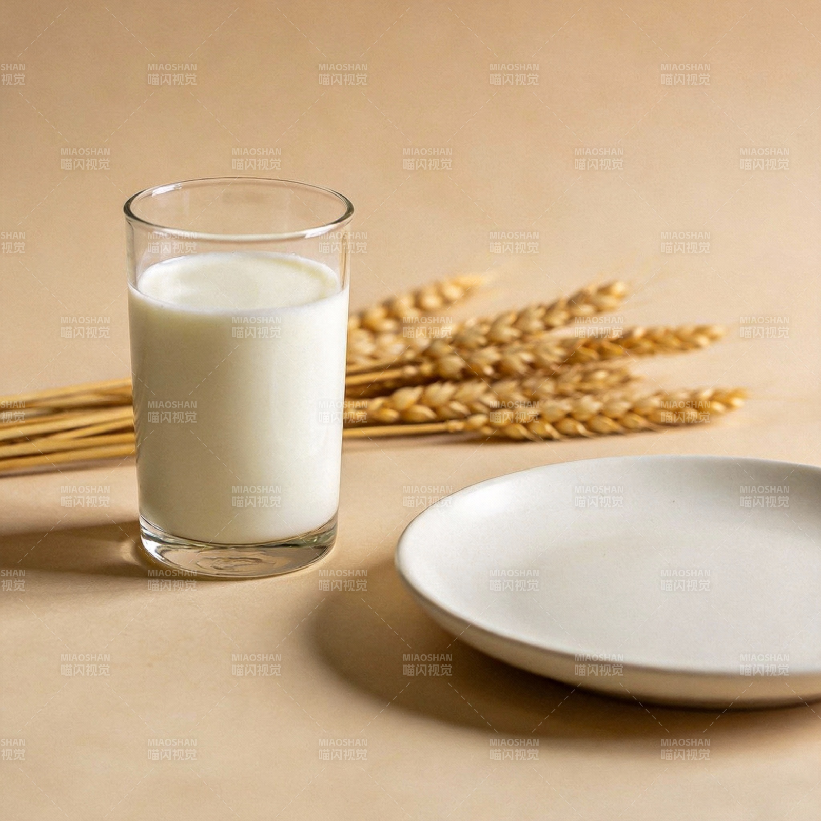 牛奶与麦穗静物图片