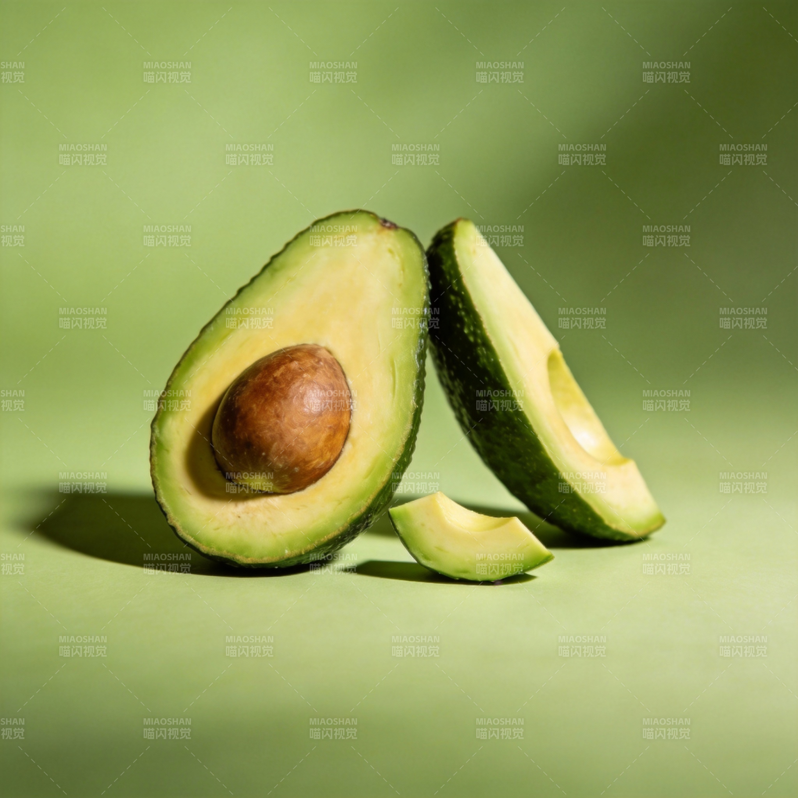 新鲜牛油果切开图片