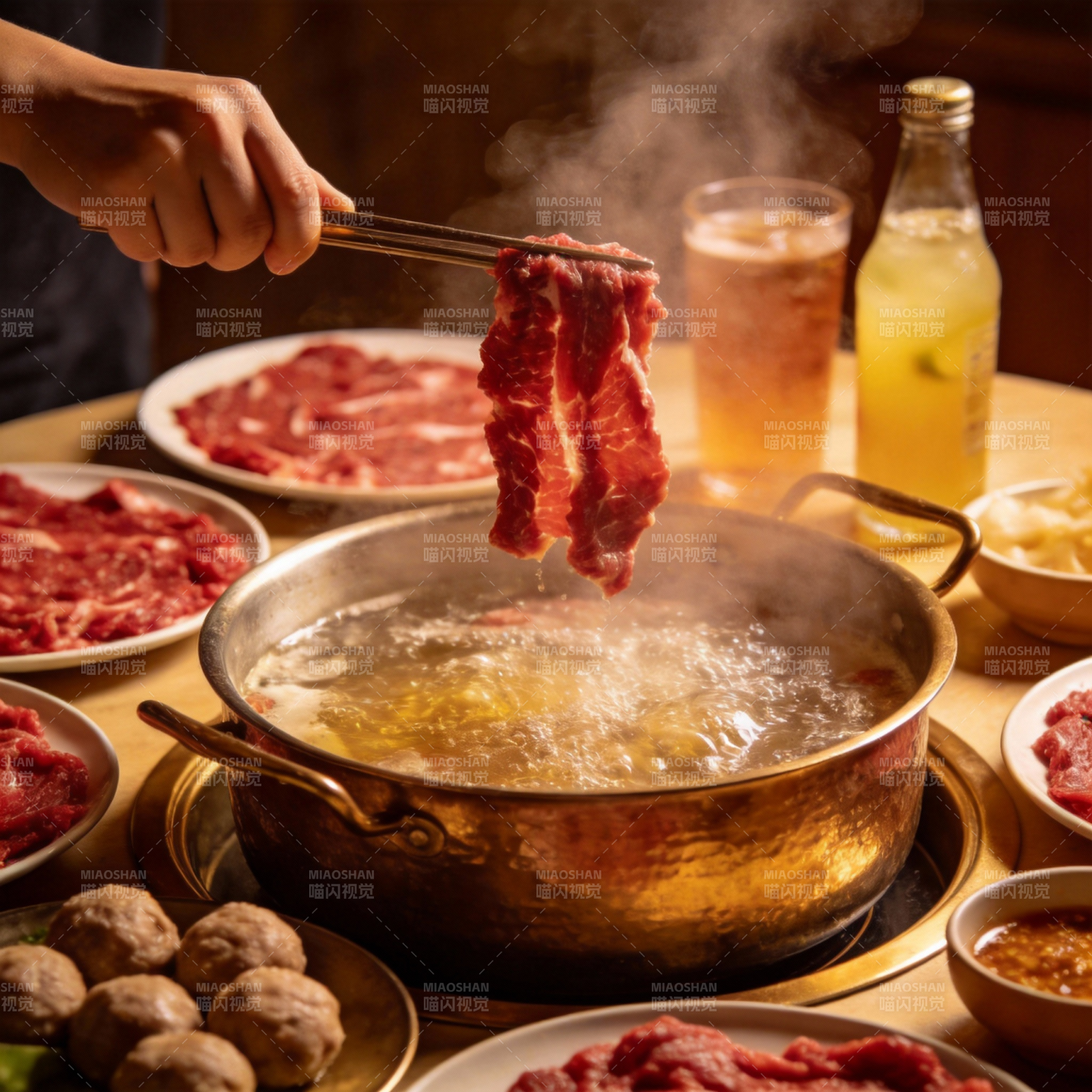 热气腾腾的火锅宴图片
