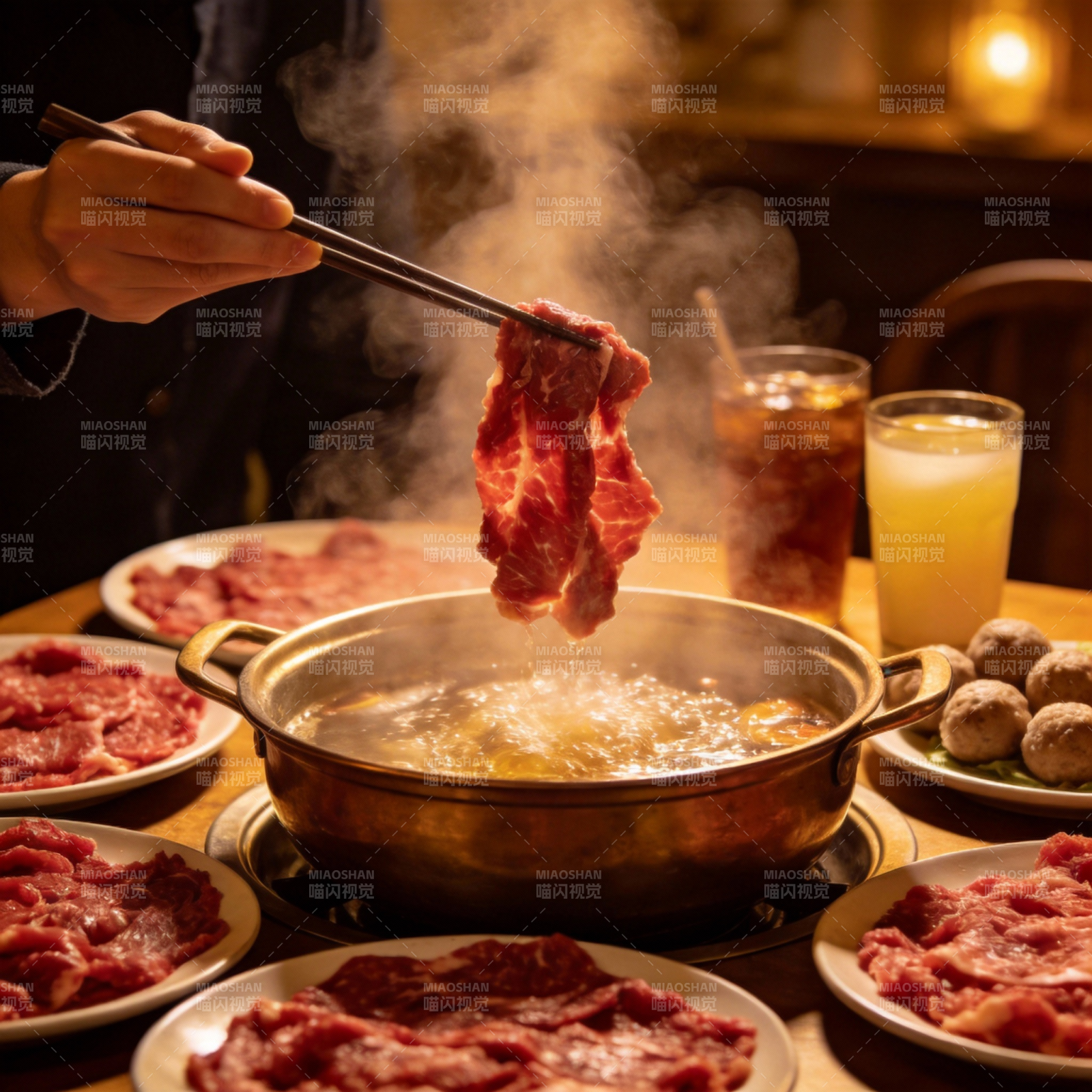 热气腾腾的火锅宴图片