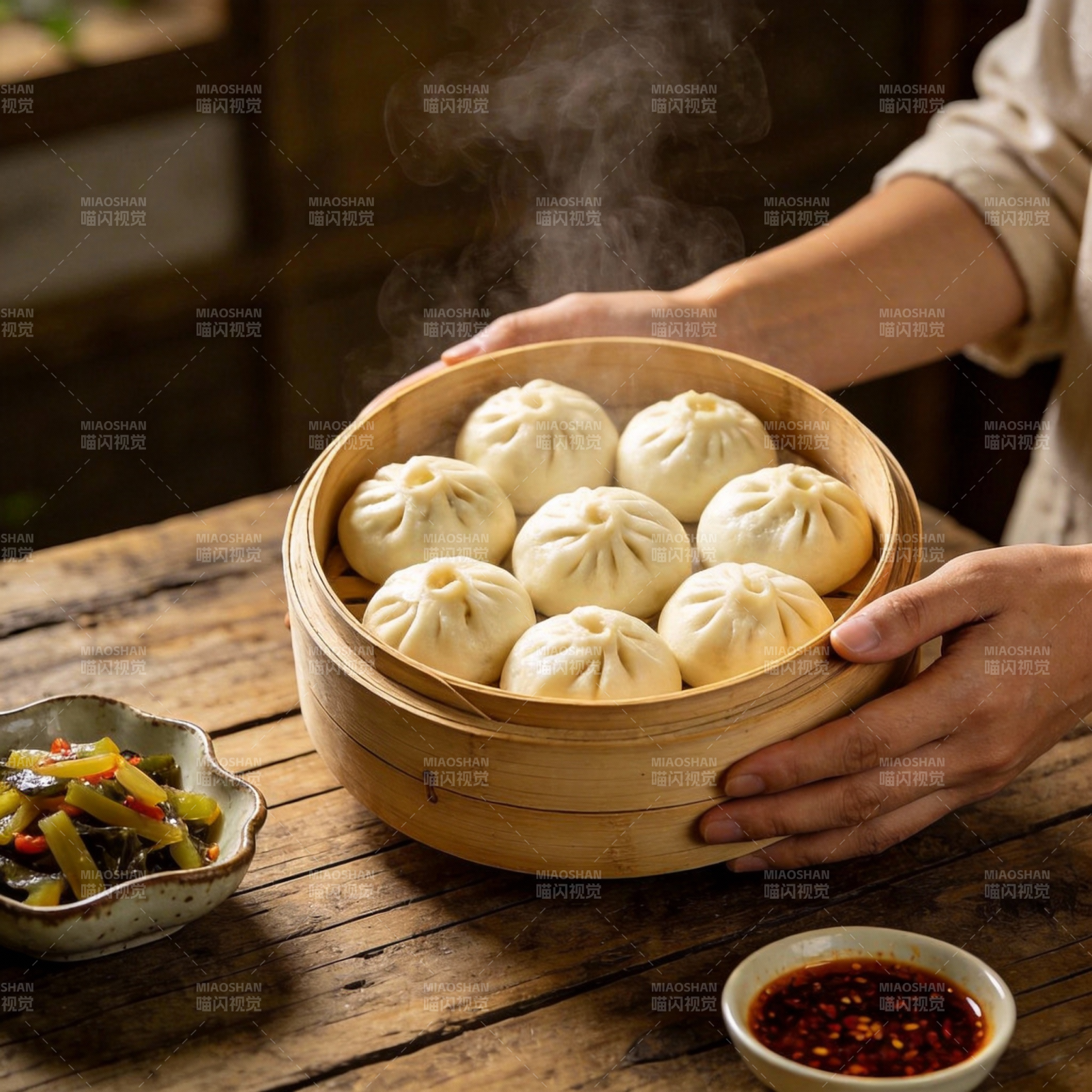 热腾腾的包子上桌图片