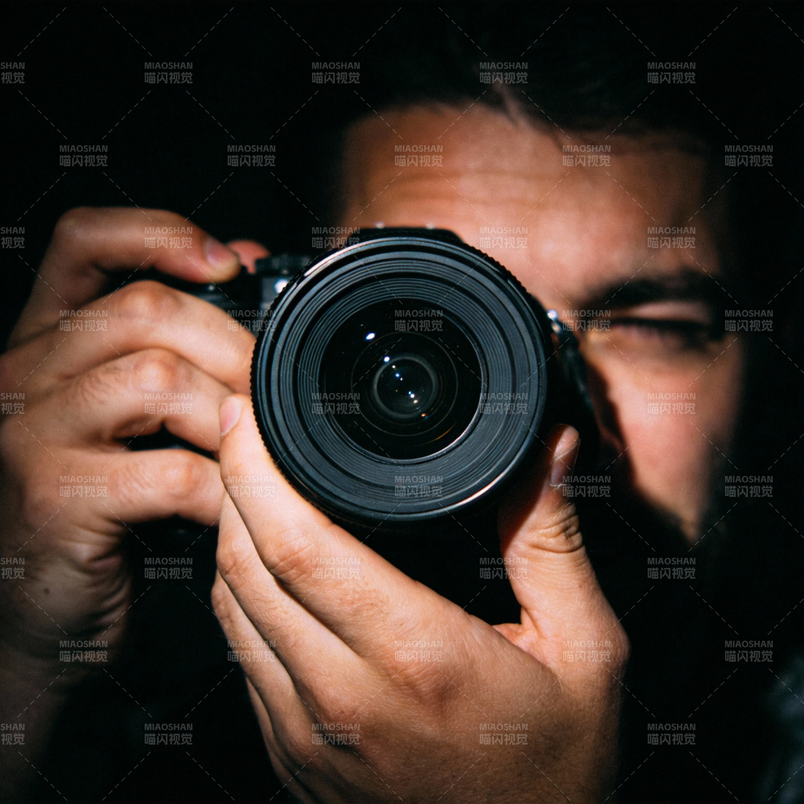 镜头背后的凝视图片