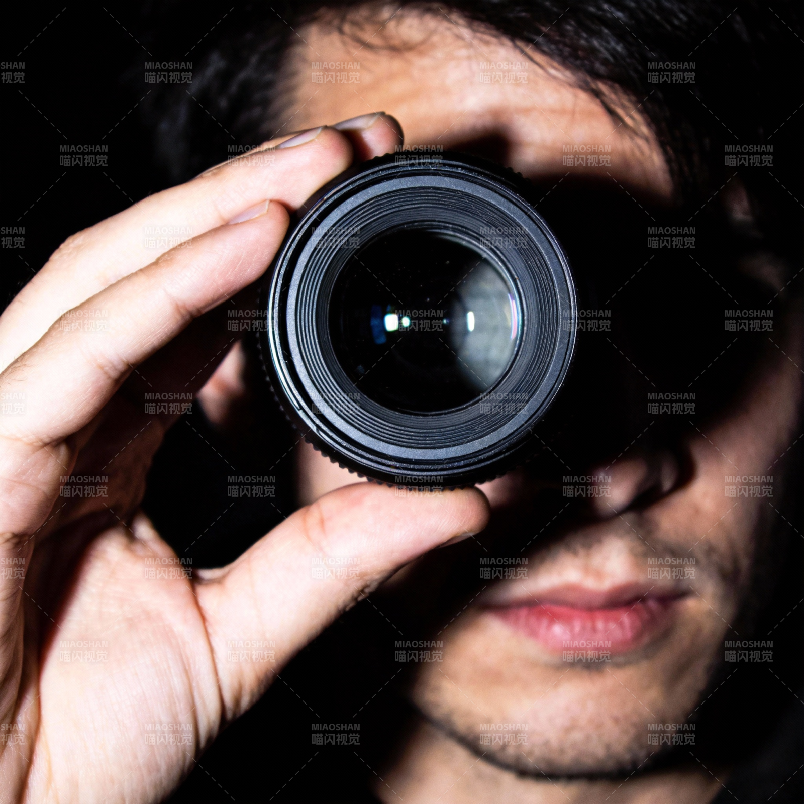 镜头后的凝视图片