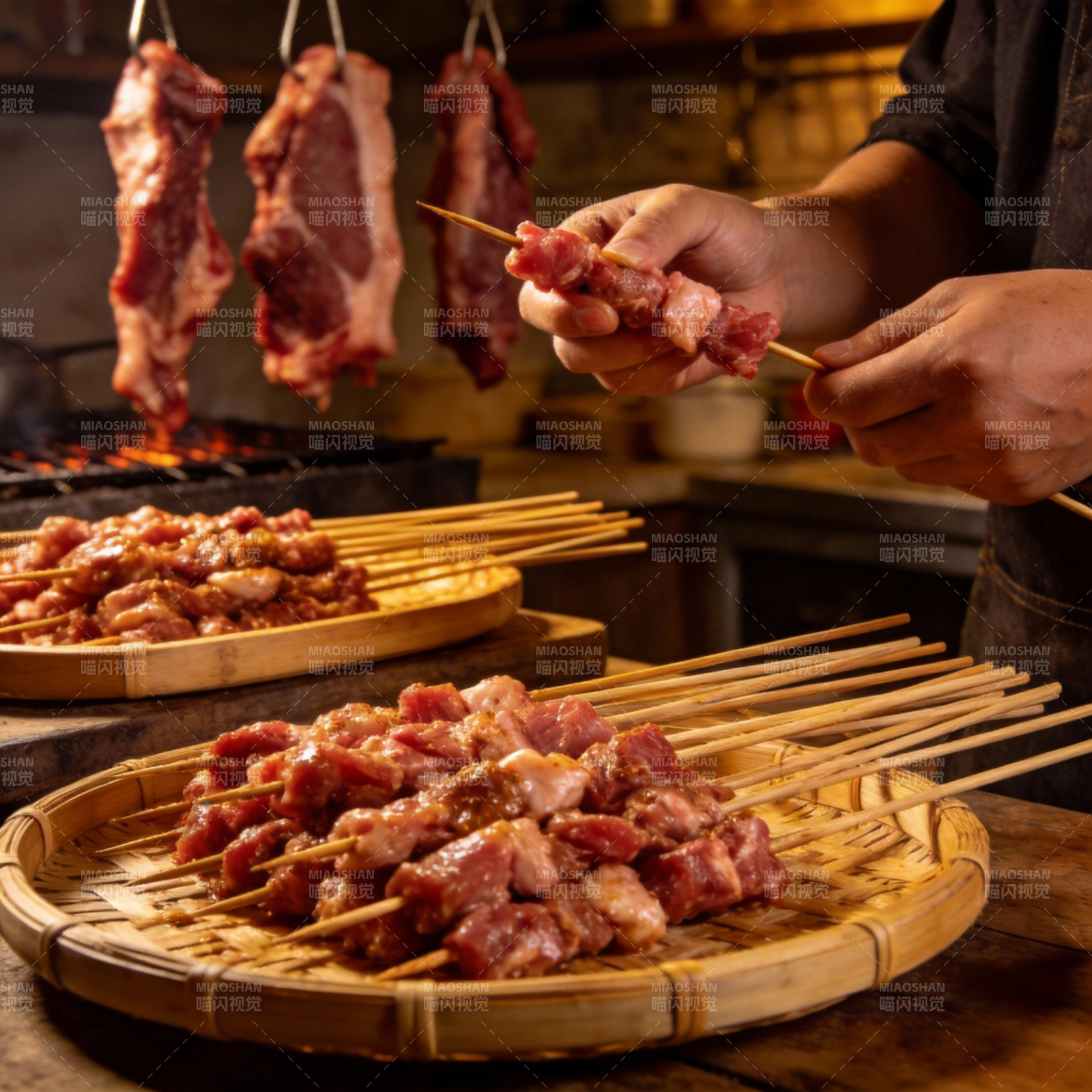 烤肉串准备中图片