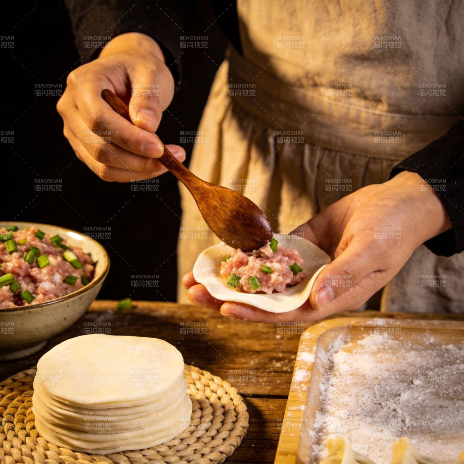 包饺子的瞬间图片