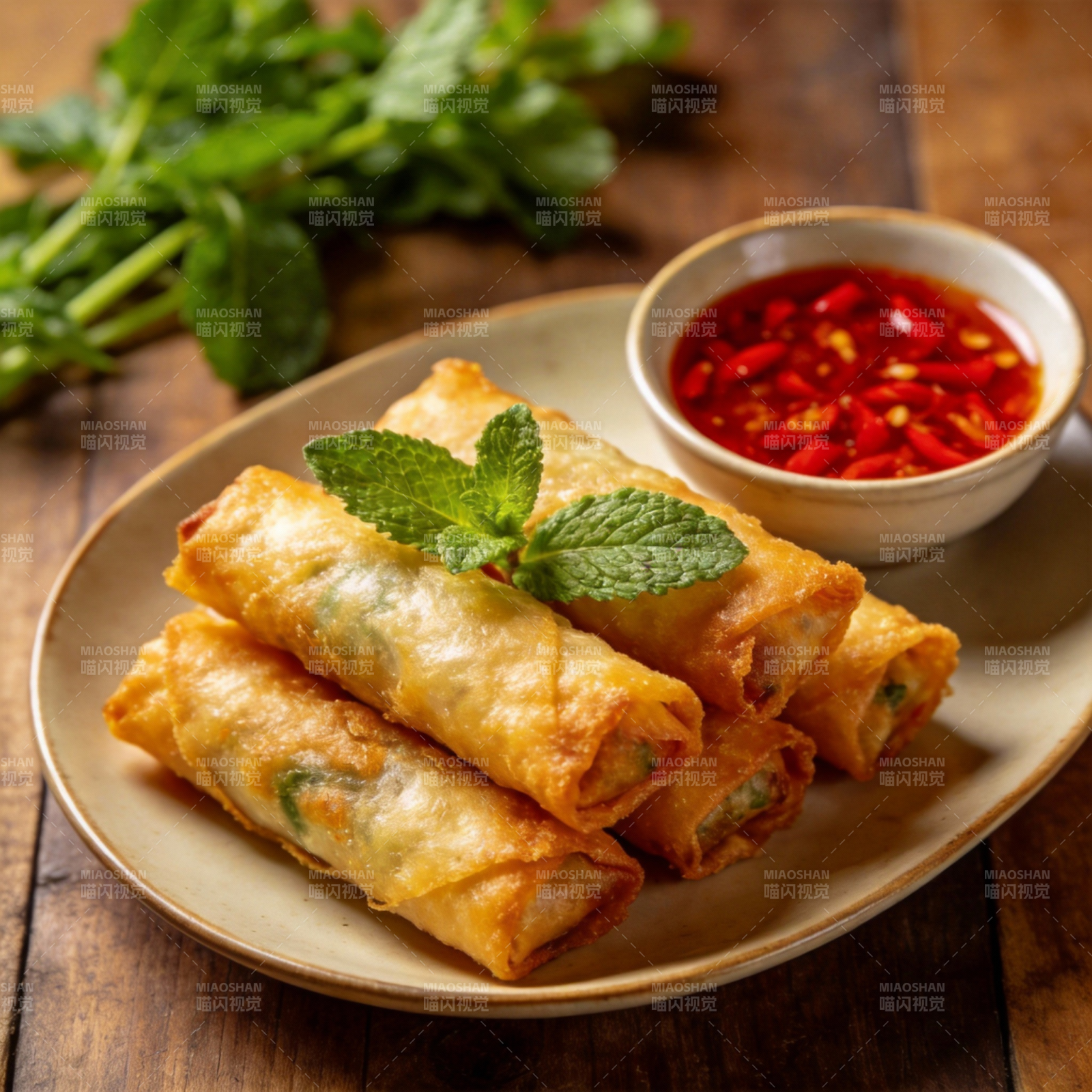 金黄春卷配辣酱图片