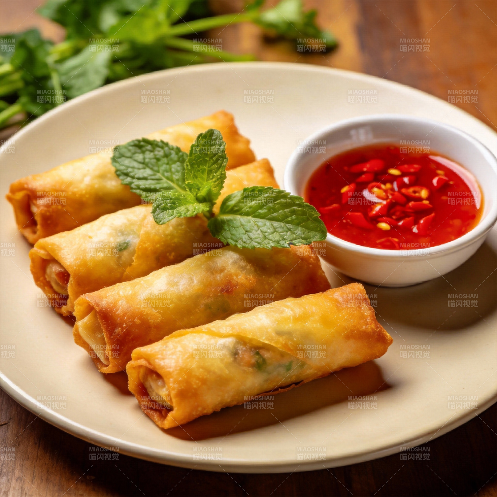金黄春卷配辣酱图片