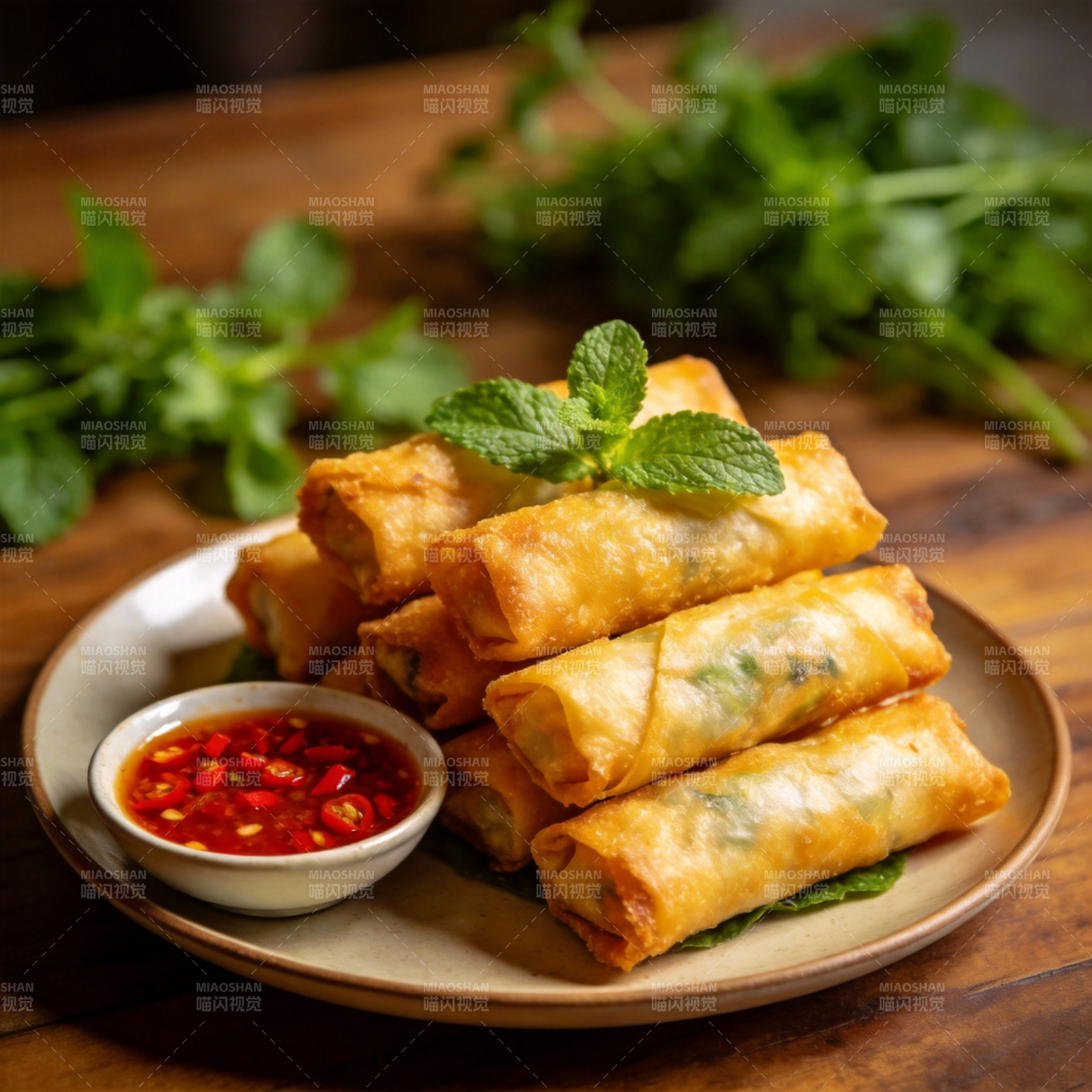 金黄春卷配辣酱图片