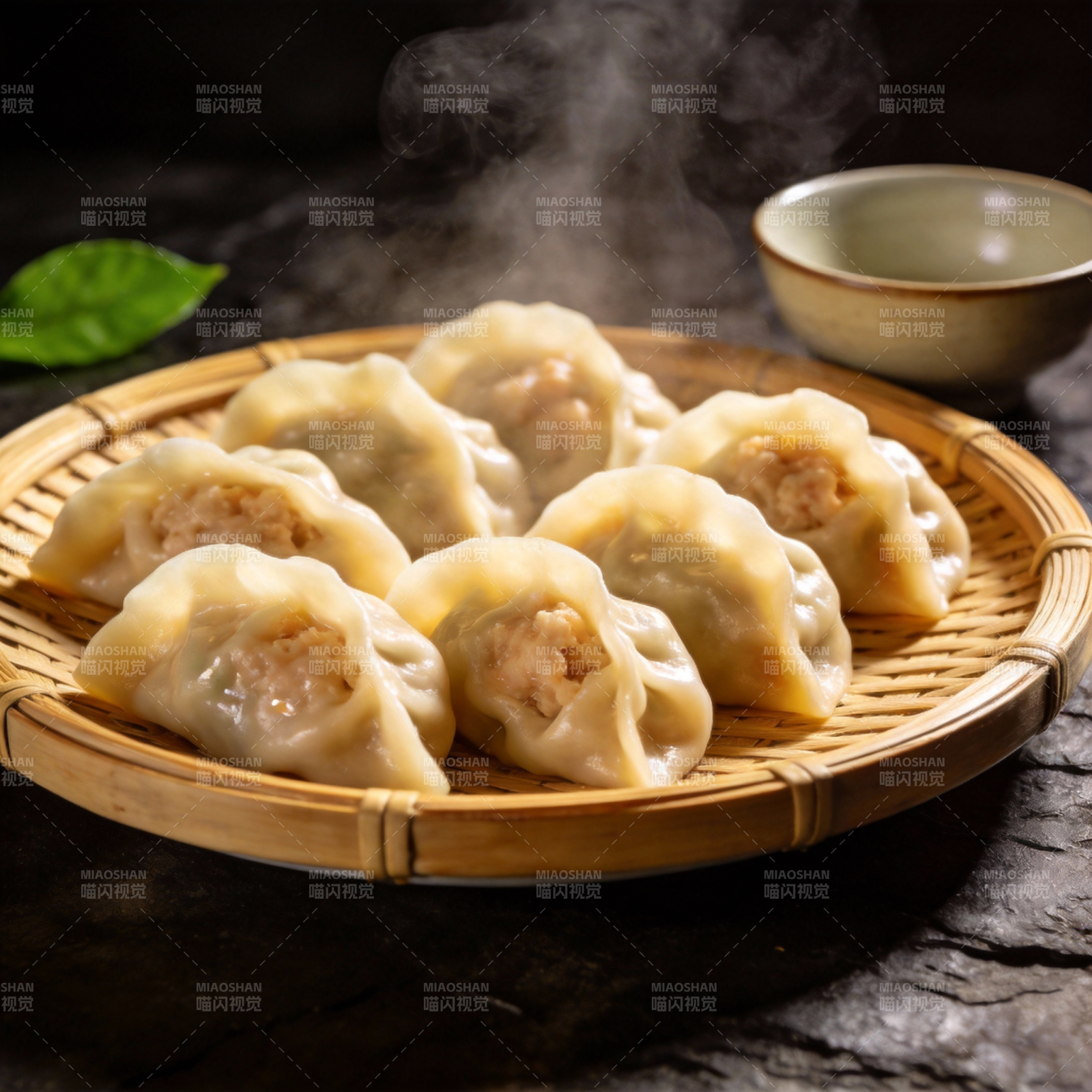 热腾腾的蒸饺图片