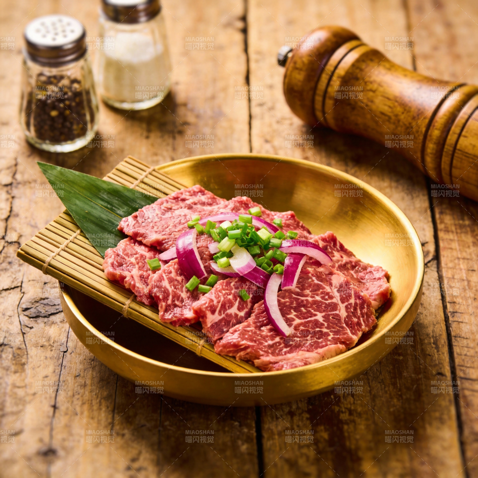 鲜嫩牛肉片配葱花图片