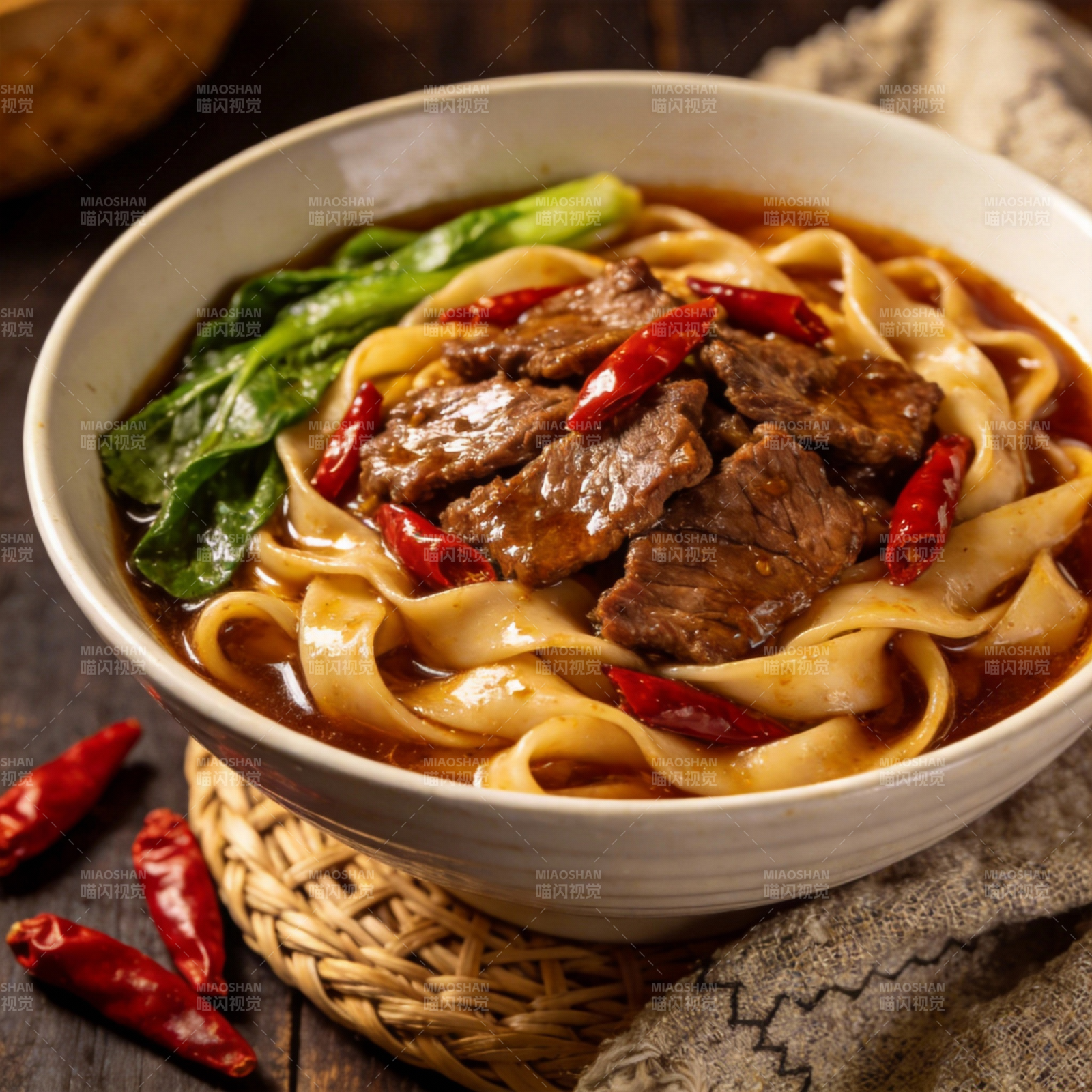 牛肉面配红椒图片