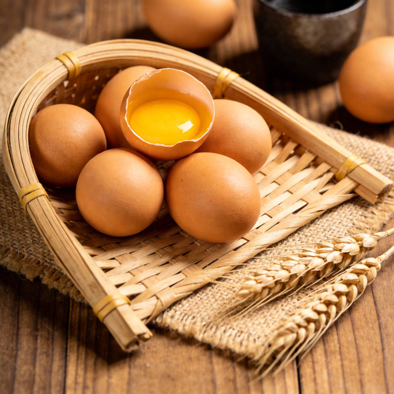 新鲜鸡蛋与麦穗图片