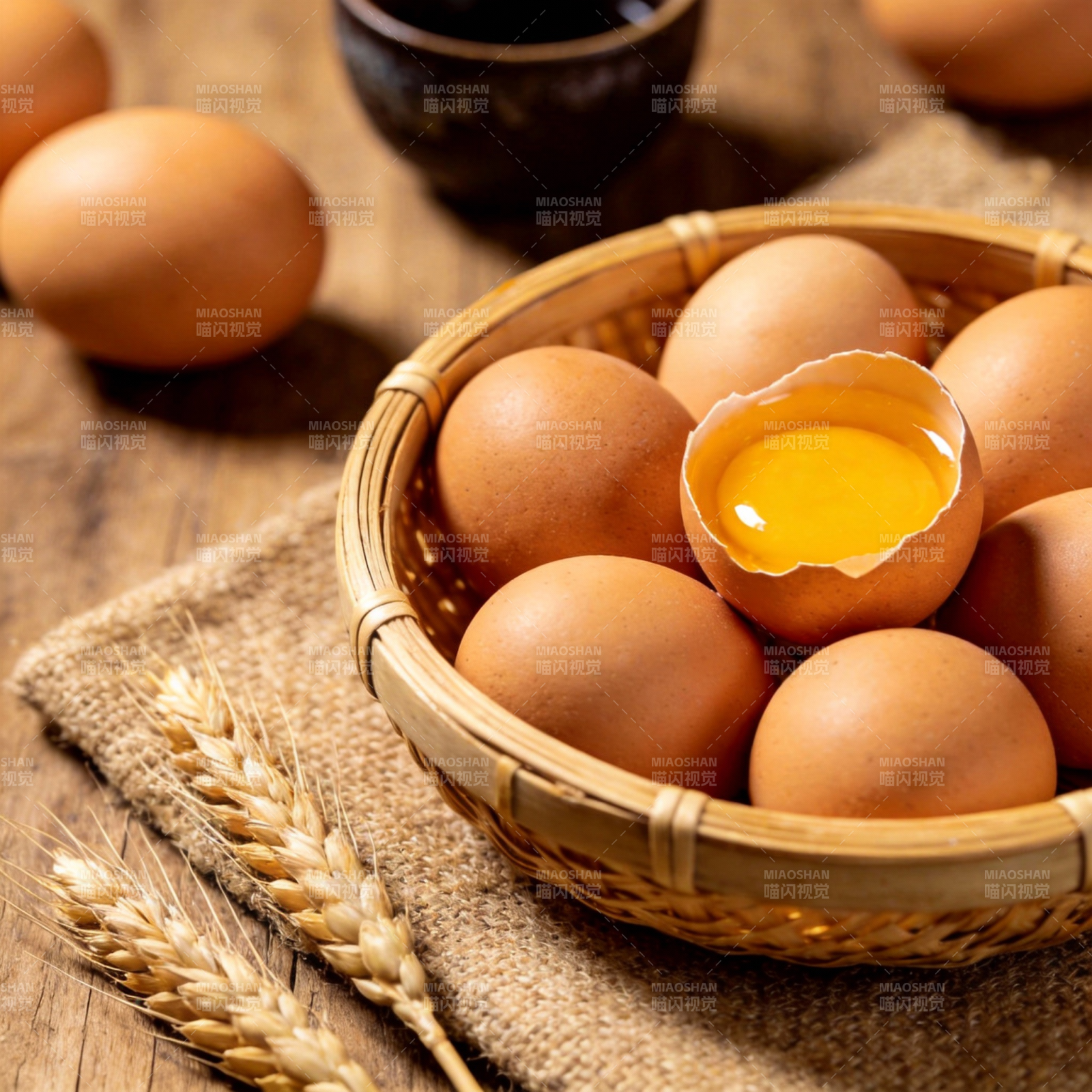 新鲜鸡蛋与麦穗图片
