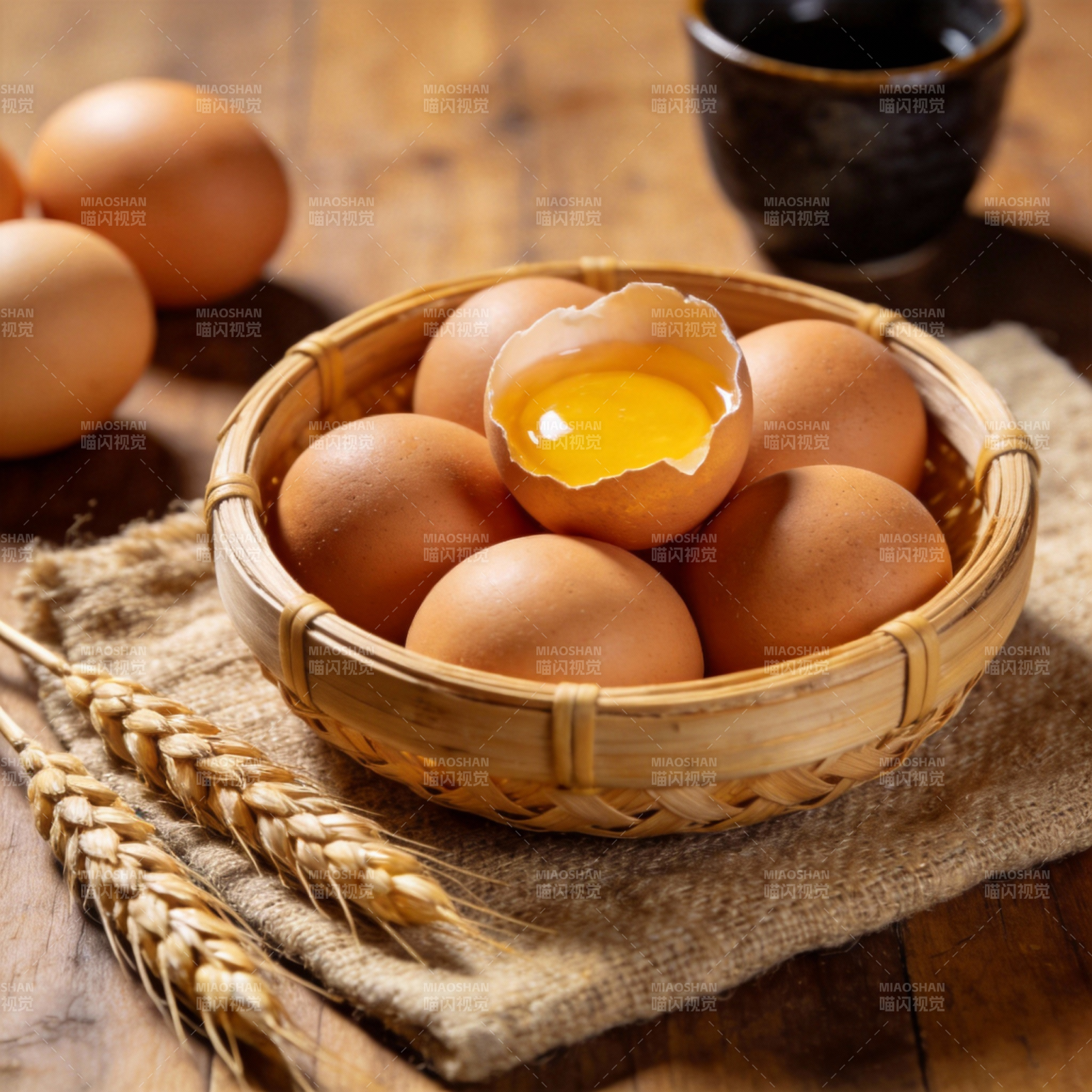 新鲜鸡蛋与麦穗图片