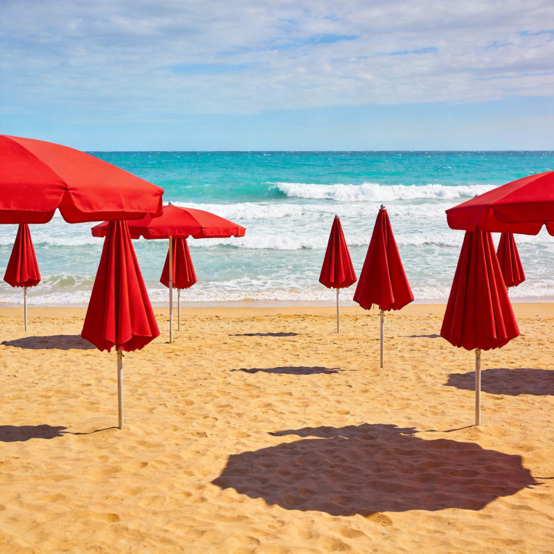 红伞沙滩海景图片