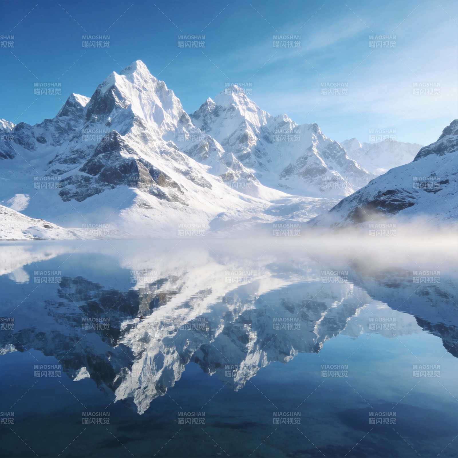 雪山倒影湖中图片