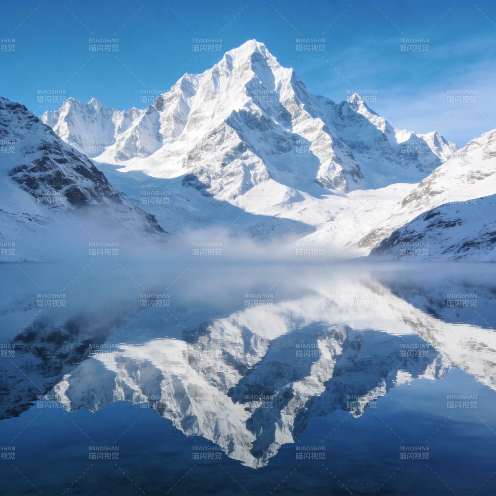 雪山倒影湖中图片