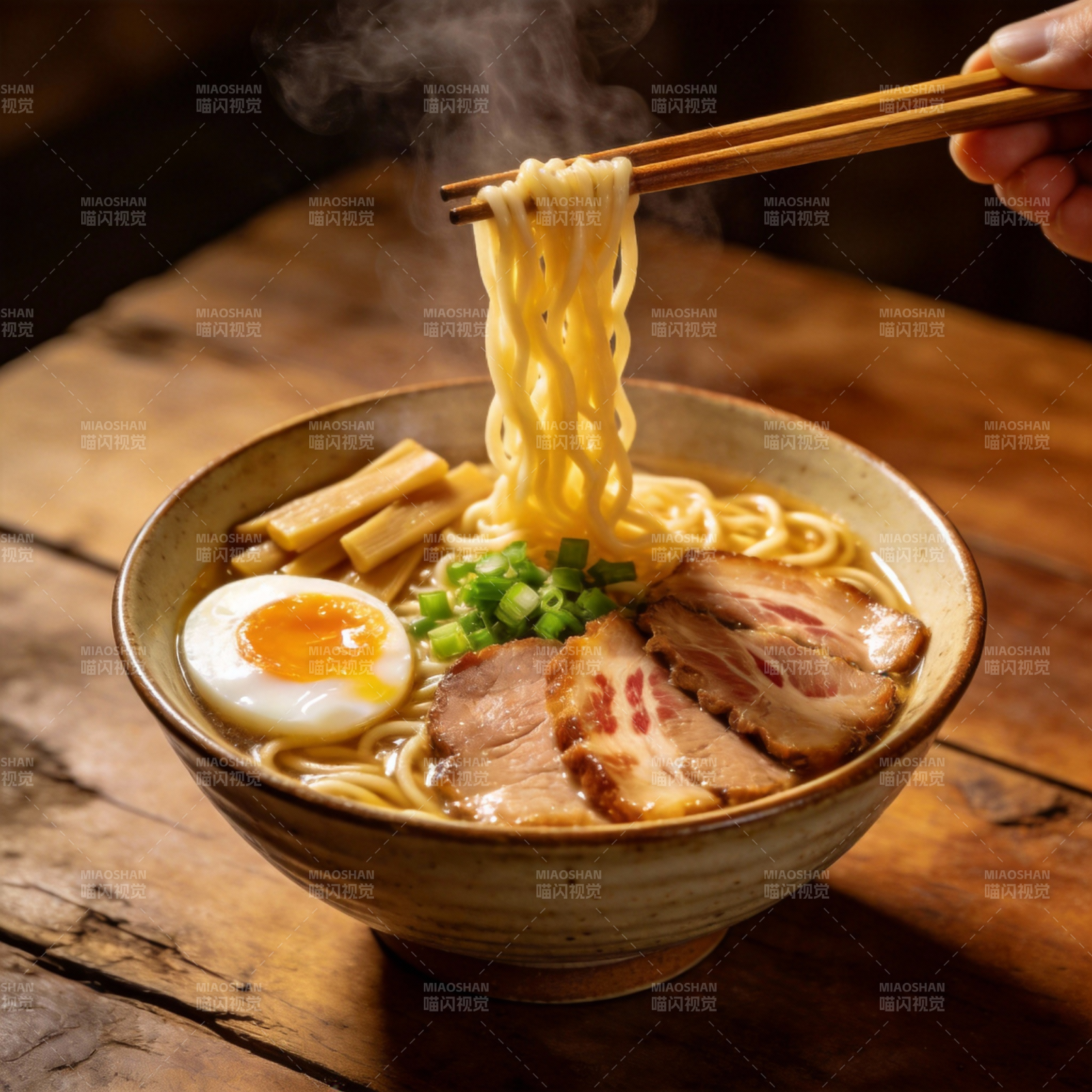 热腾腾的拉面图片