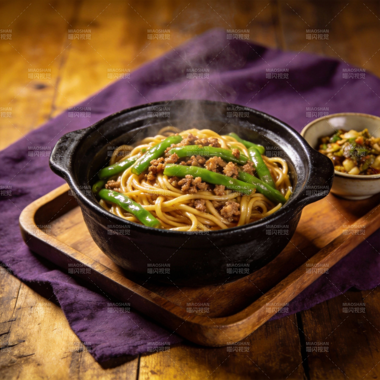 热腾腾的牛肉意面图片