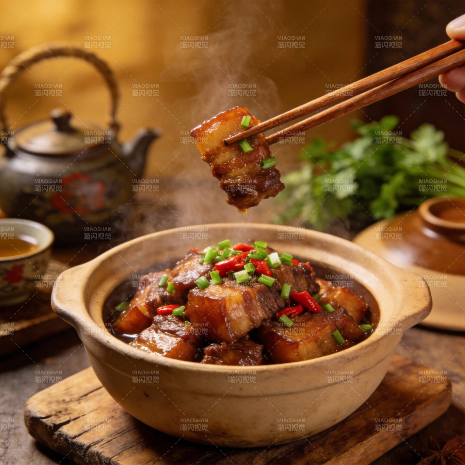 红烧肉热气腾腾图片