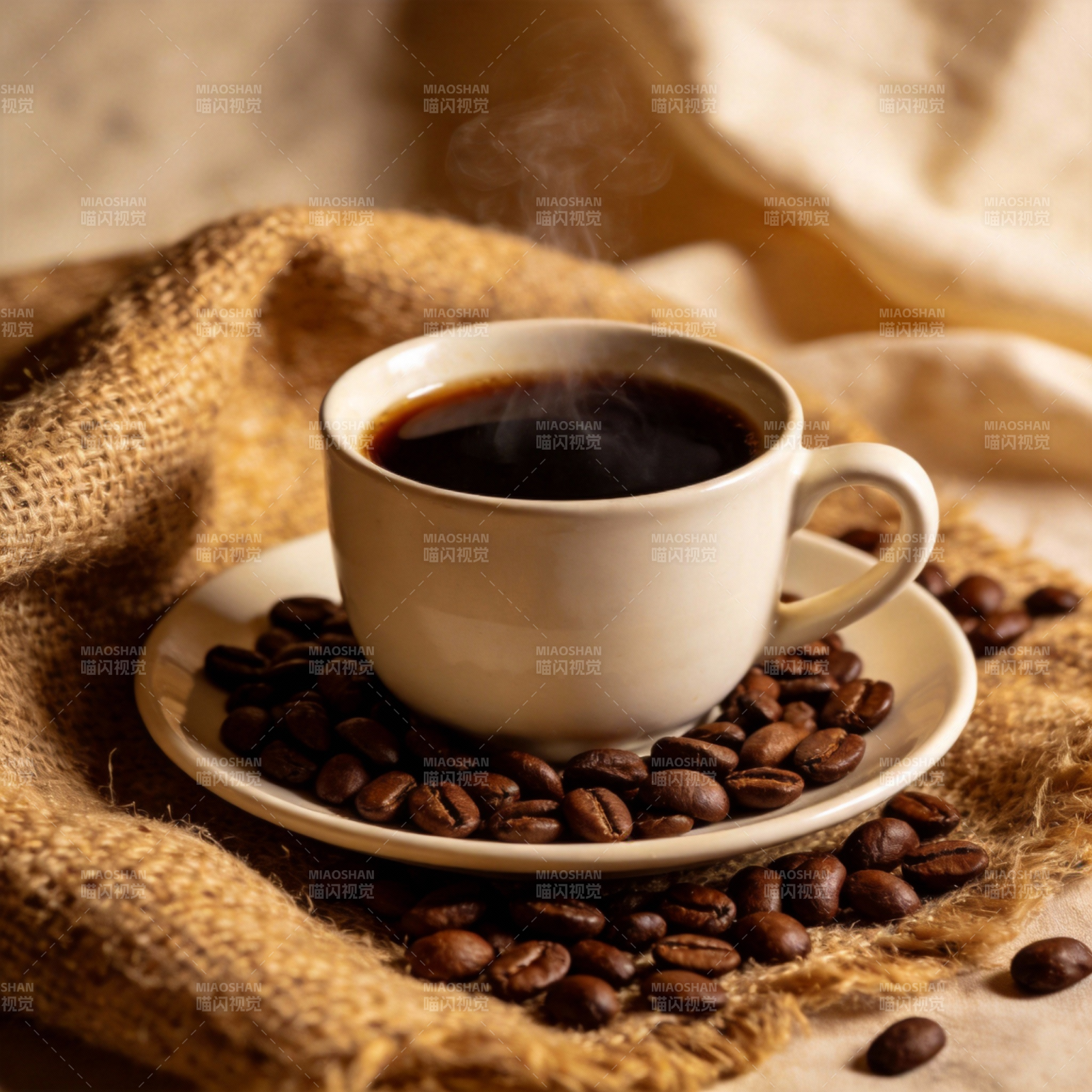 热咖啡与咖啡豆图片