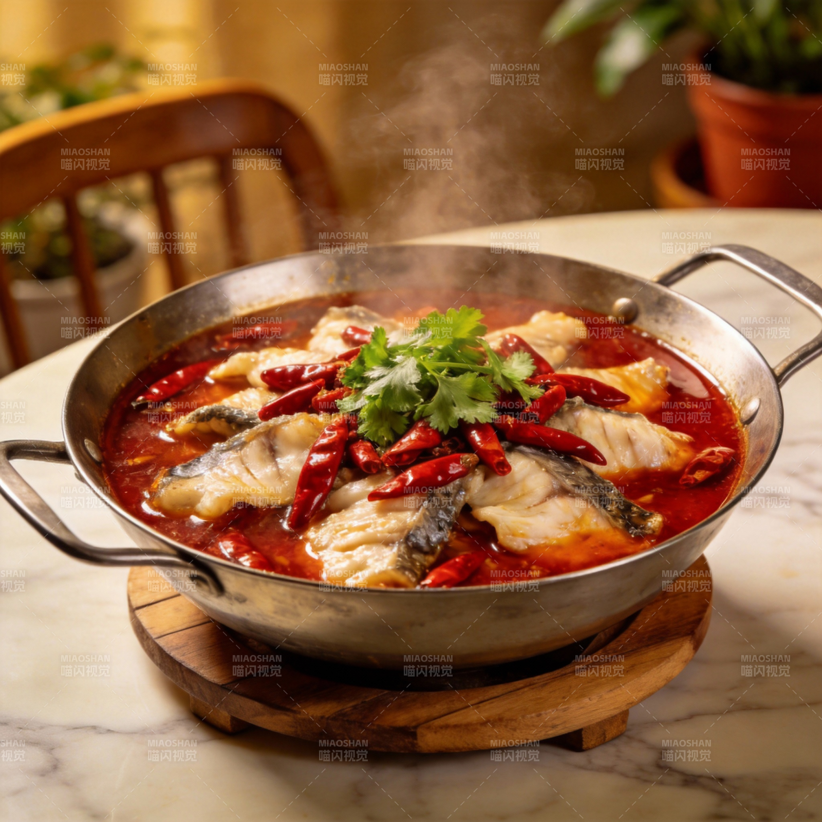 麻辣鱼片热气腾腾图片