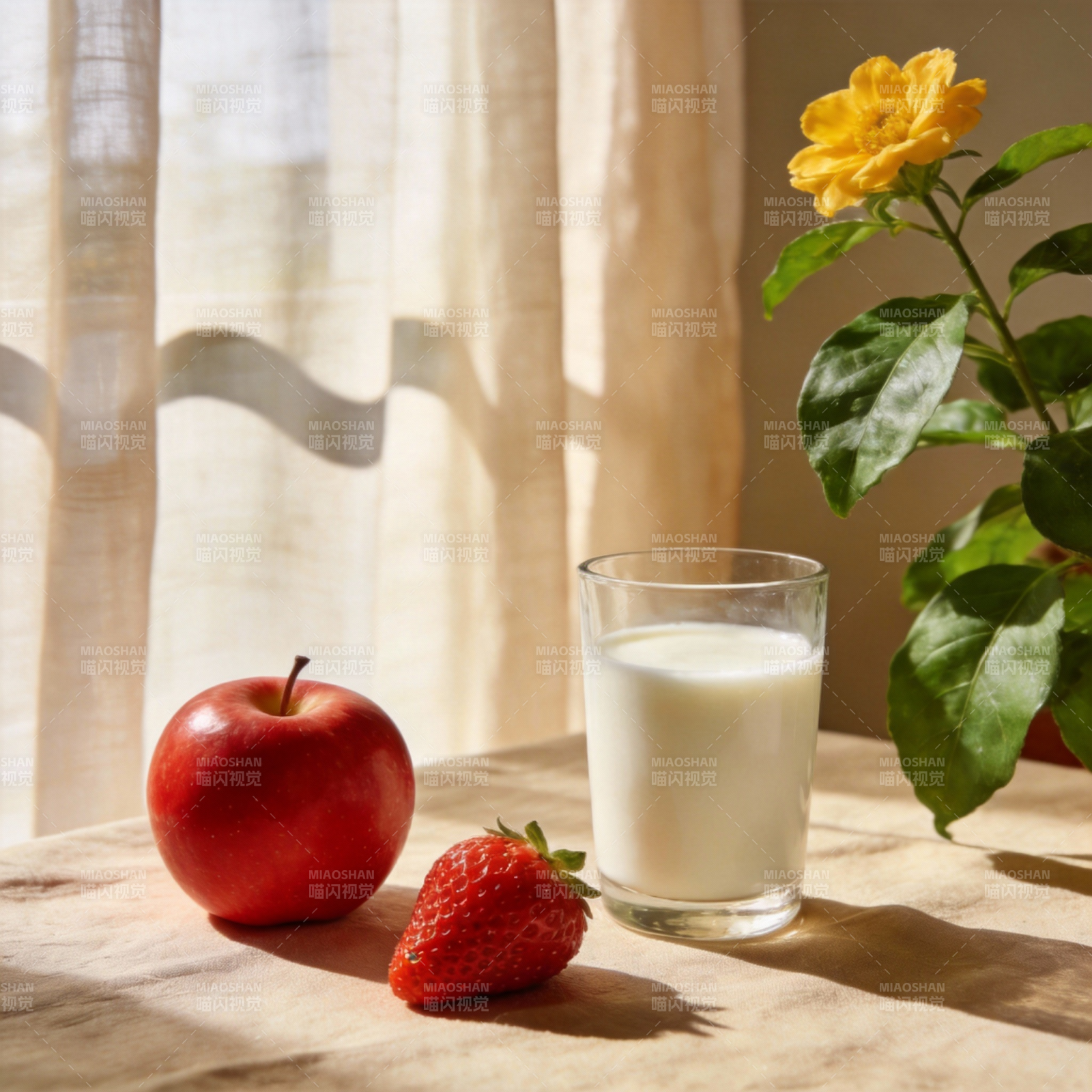 晨光中的水果与牛奶图片