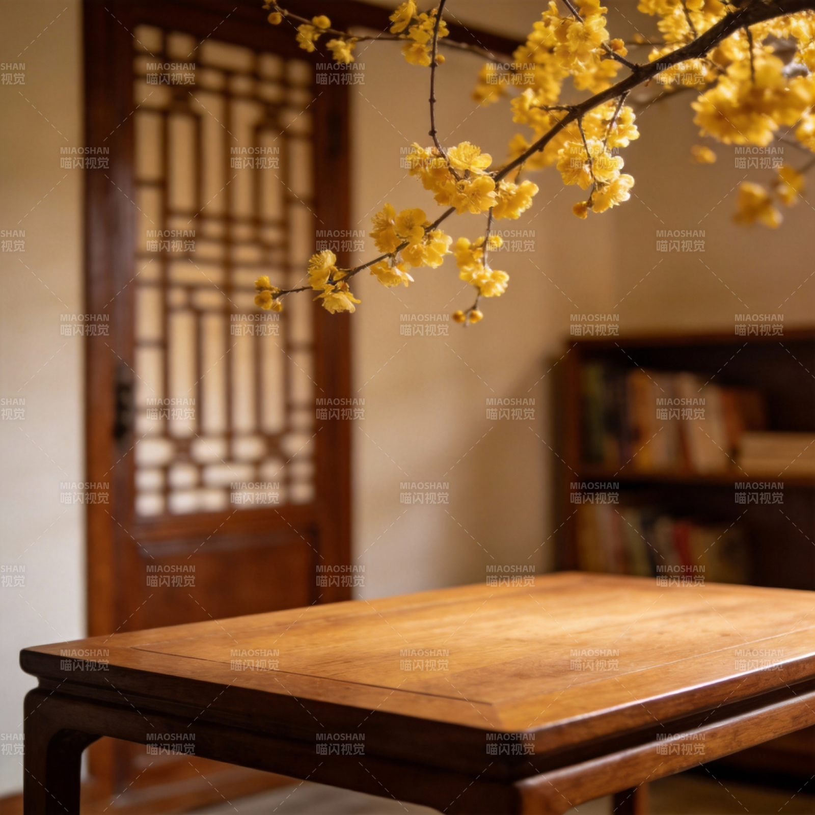 春意满室 花影映木桌图片