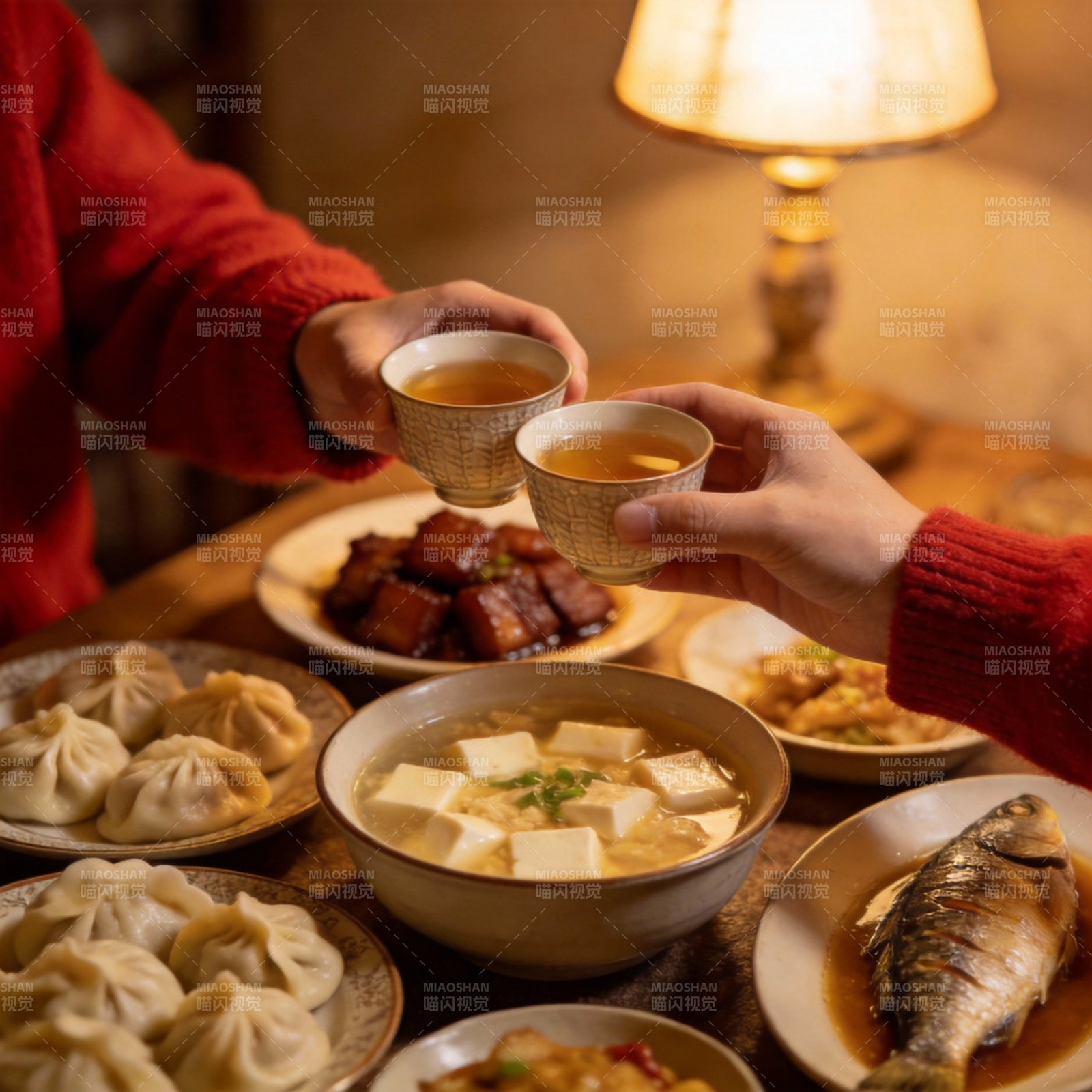 温馨共饮团圆饭图片