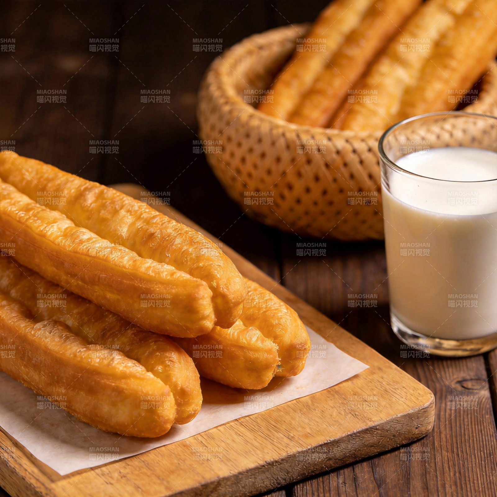 金黄油条配牛奶图片