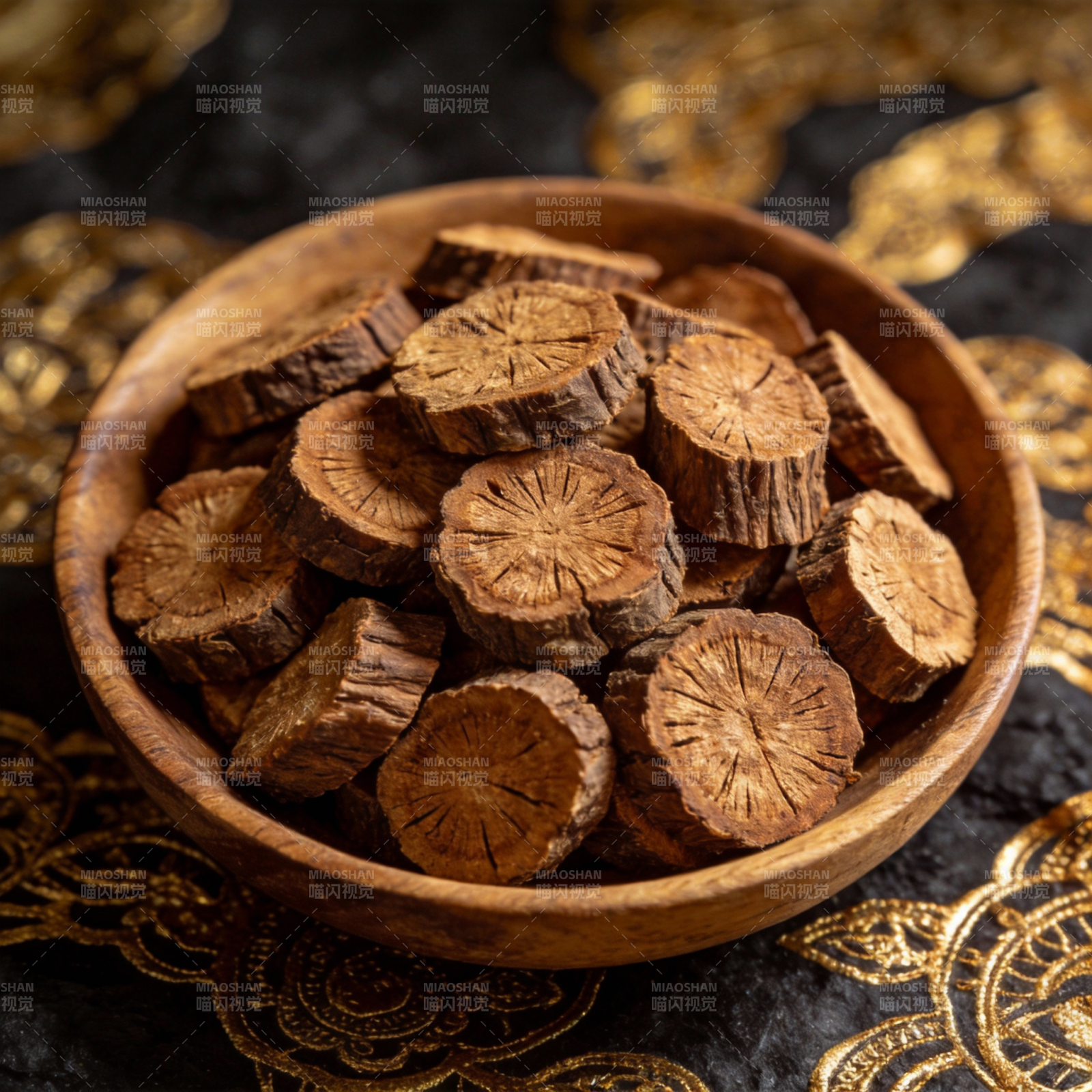 木片盛于木碗中图片